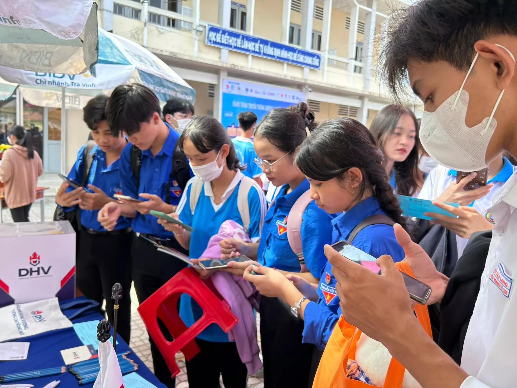 học sinh tìm hiểu các ngành tuyển sinh tại đại học hùng vương thành phố hồ chí minh