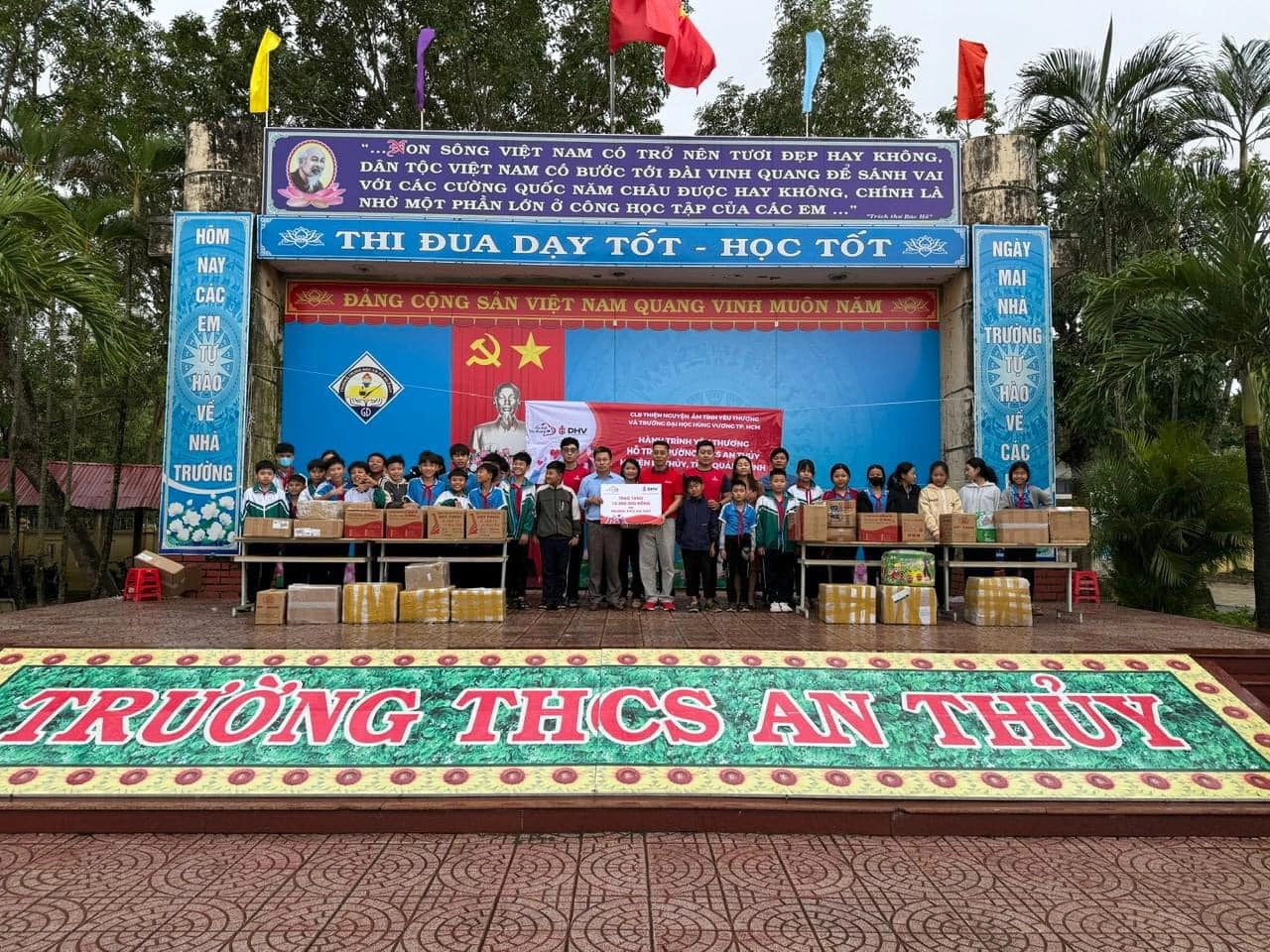 Các thành viên đoàn thiện nguyện trao tặng sách vở và đồ dùng học tập cho học sinh tại Trường THCS An Thủy.