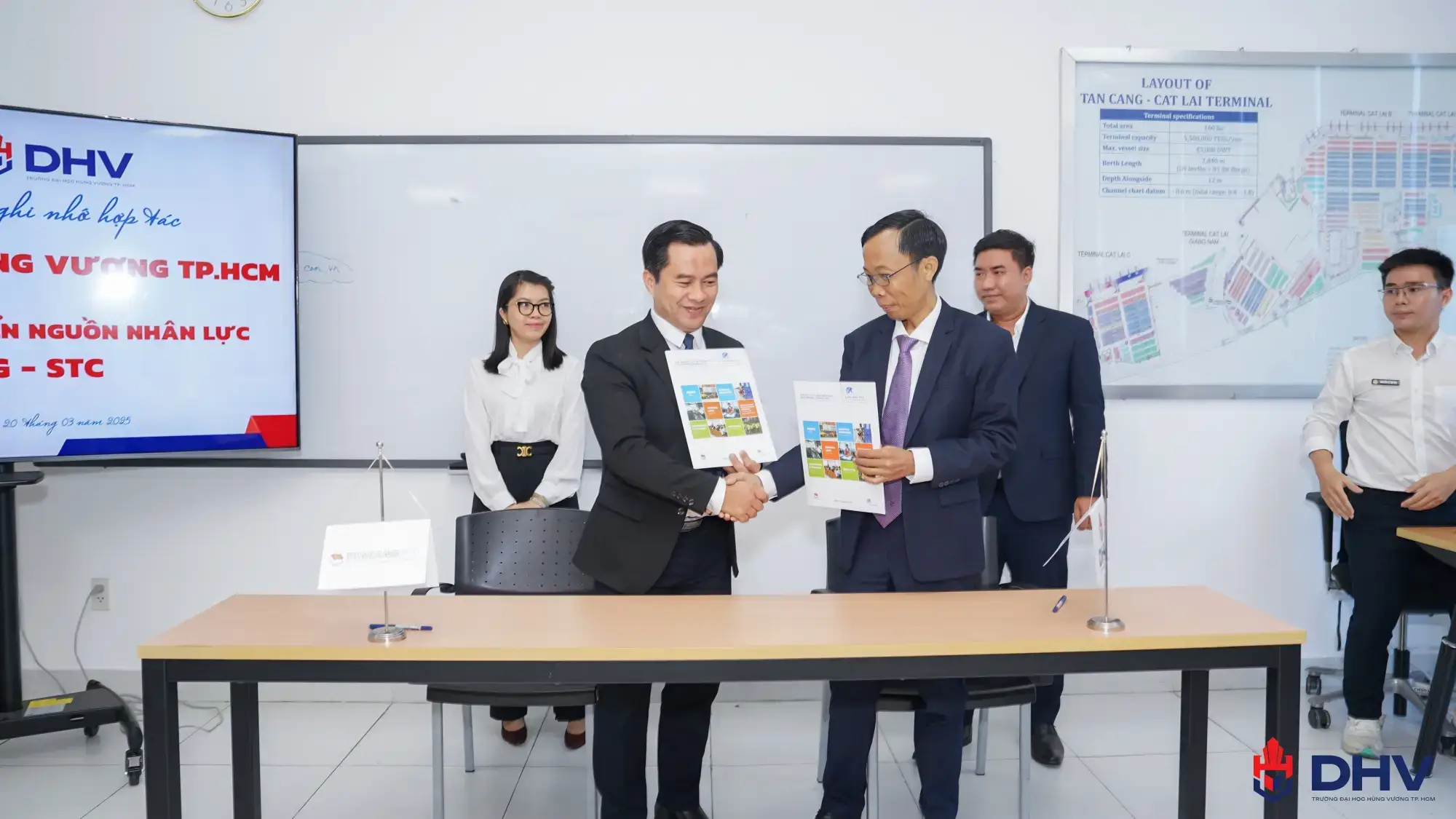 The Memorandum of Understanding was officially signed, opening up numerous opportunities for DHV students to study, gain practical experience, and pursue career development in the fields of Logistics and Port Management.