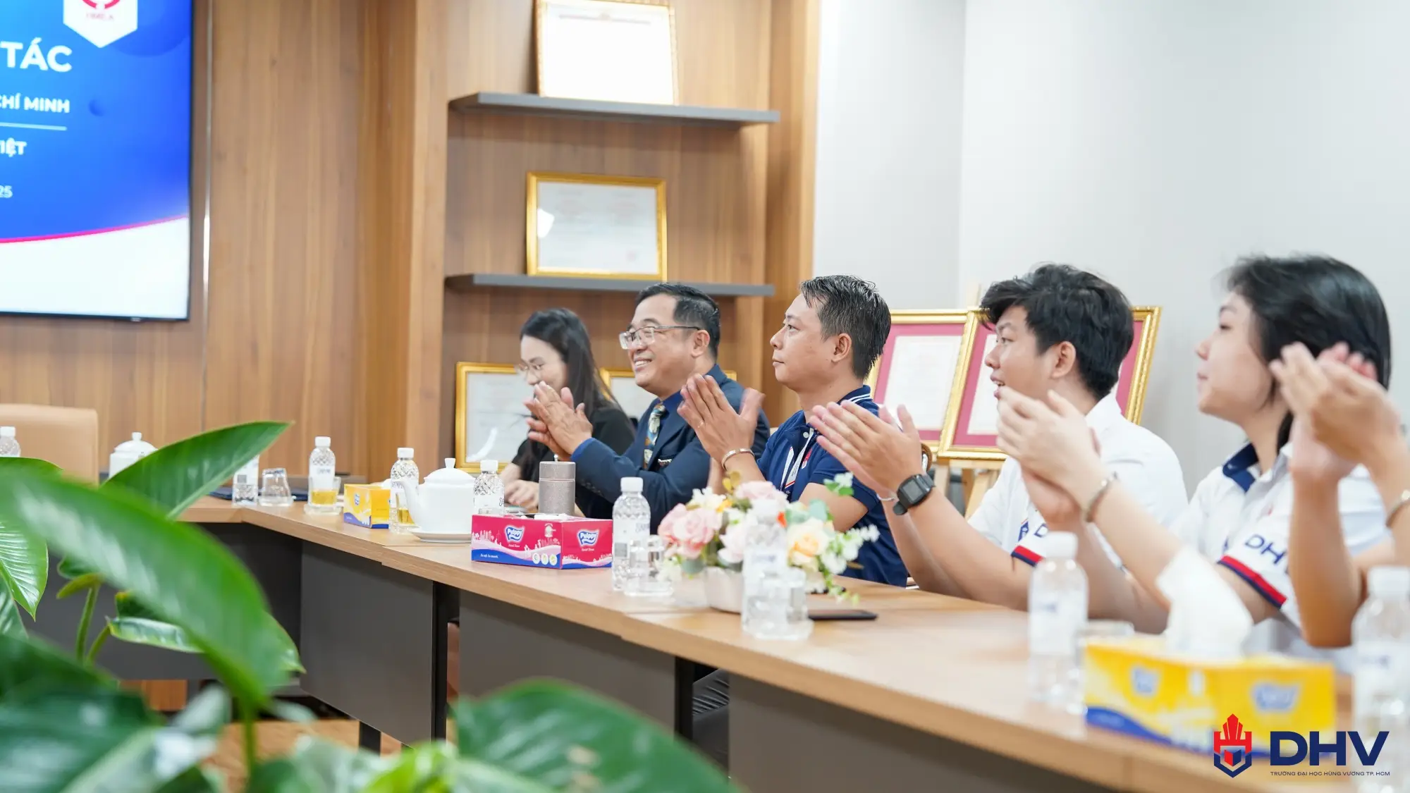 Đại diện hai bên đều bày tỏ mong muốn hợp tác lâu dài, triển khai nhiều chương trình ý nghĩa nhằm giúp sinh viên DHV mở rộng cơ hội học tập, trải nghiệm thực tế và phát triển nghề nghiệp bền vững.