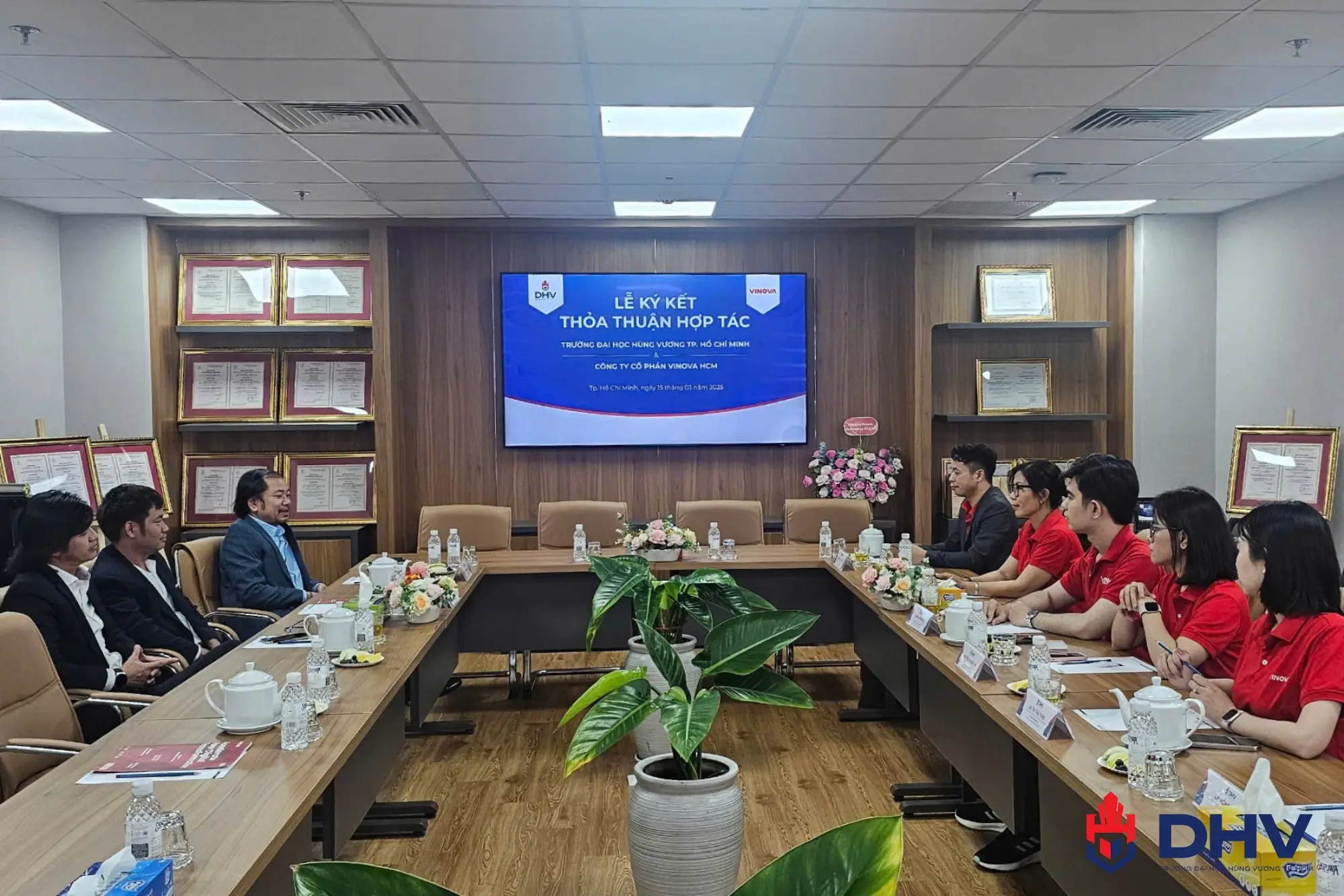 Buổi trao đổi giữa DHV và Vinova diễn ra trong không khí ấm cúng