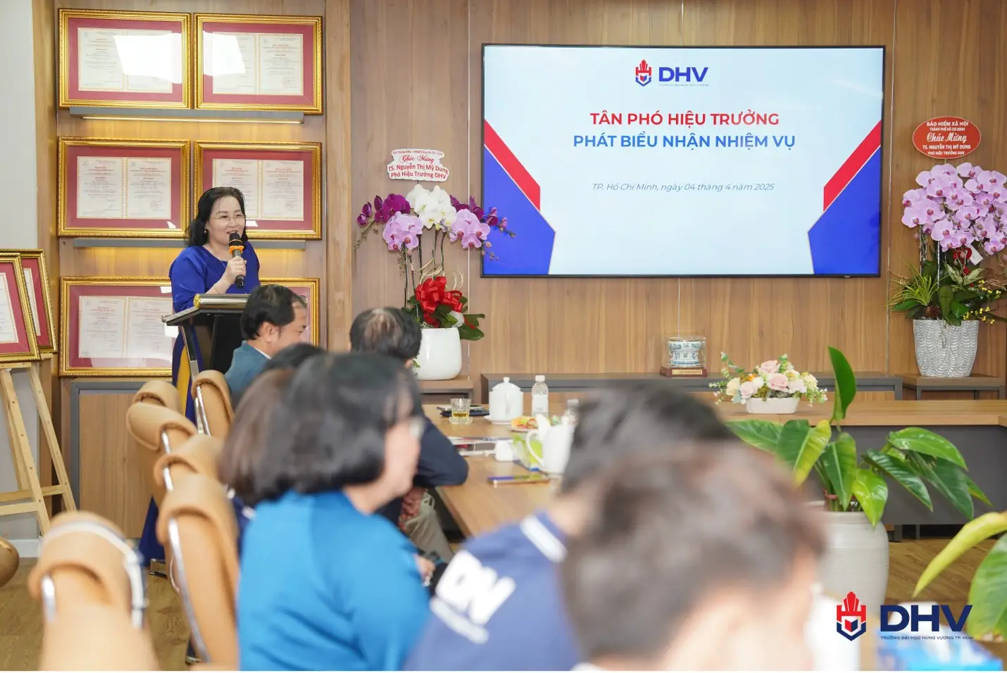 TS. Nguyễn Thị Mỹ Dung xúc động nhận nhiệm vụ mới.