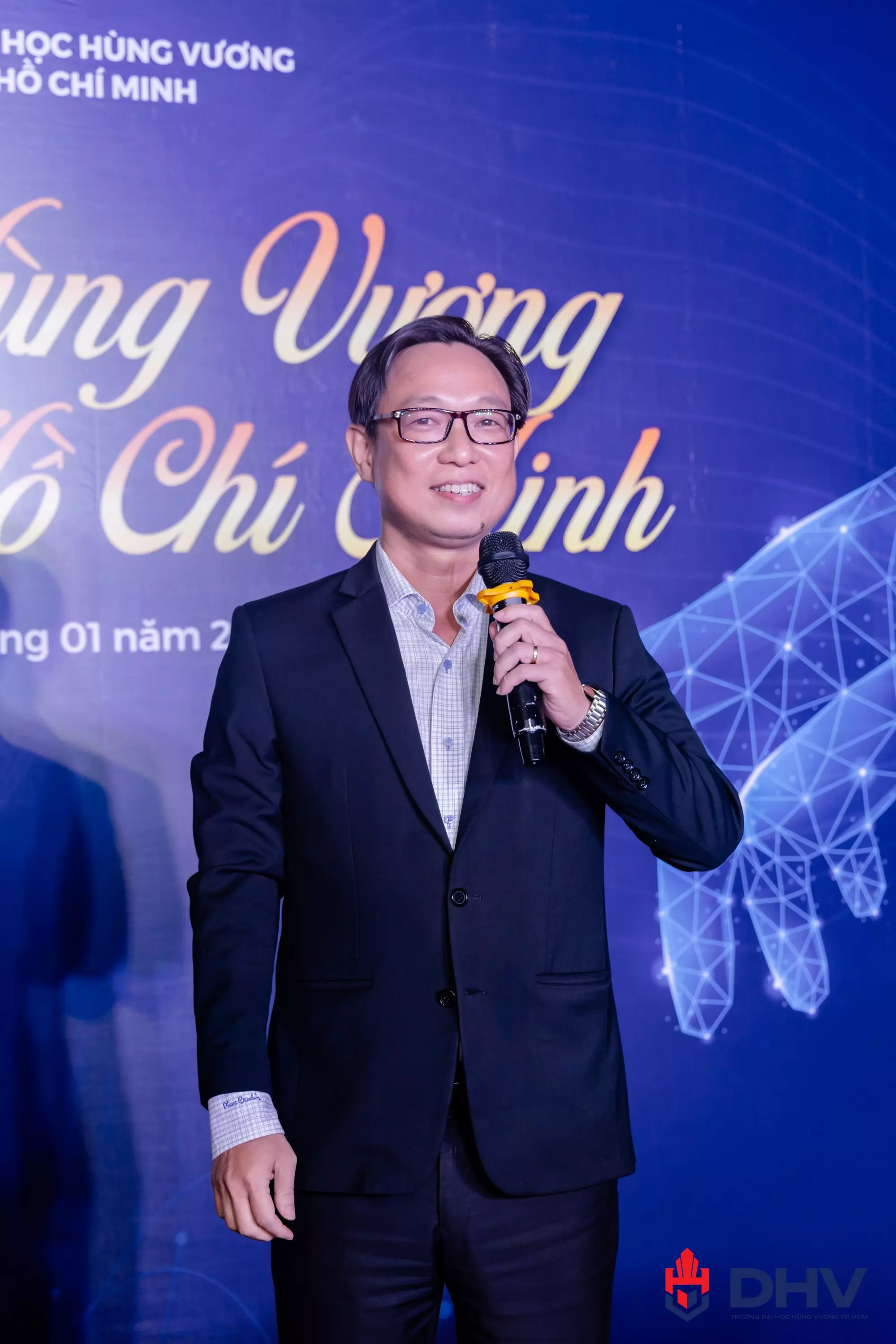 Khoảnh khắc các cựu sinh viên chia sẻ kỷ niệm về DHV ngày trở về.