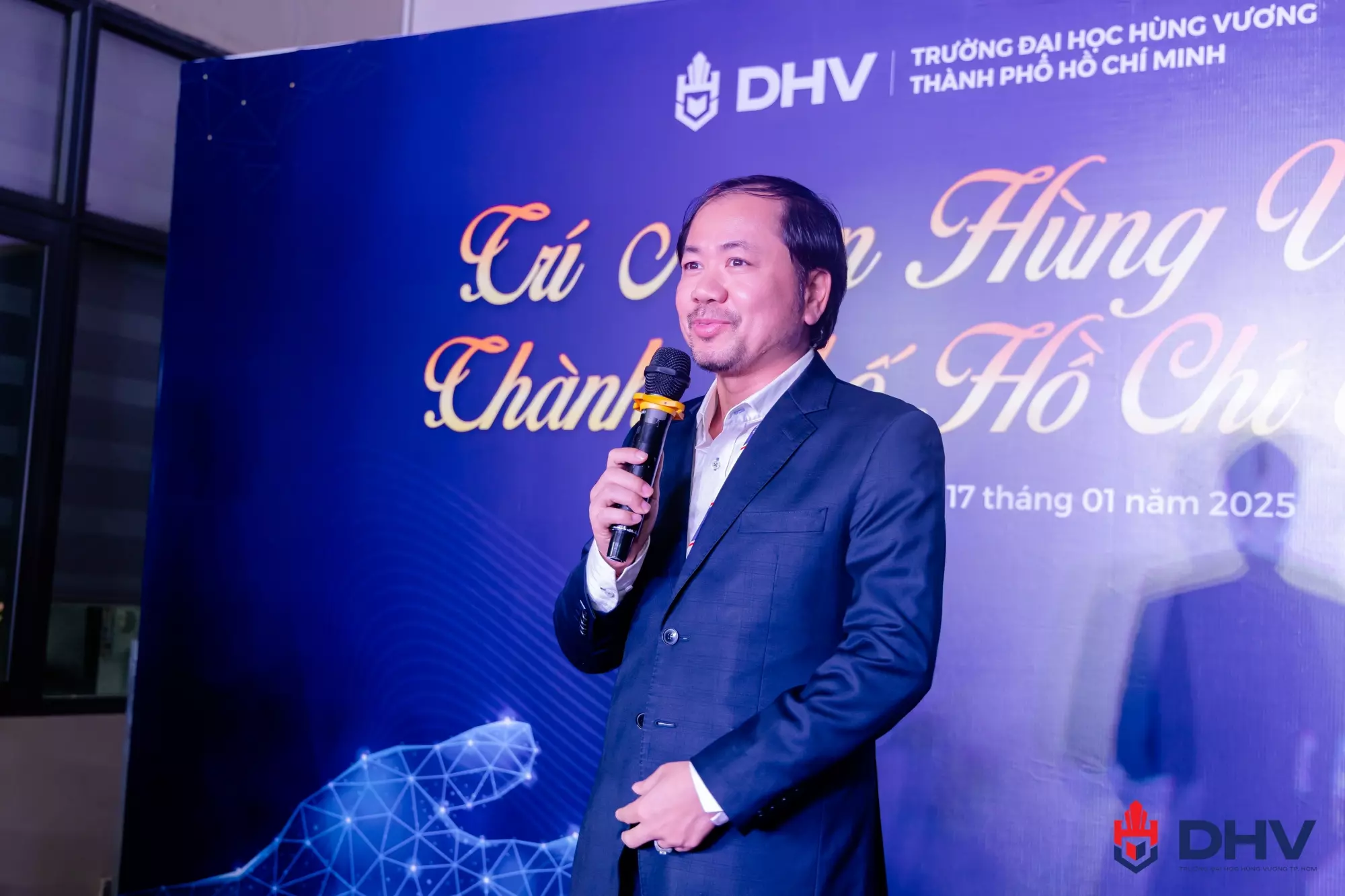 TS. Trần Việt Anh - Phó Hiệu trưởng phụ trách Trường chia sẻ tại buổi họp mặt.
