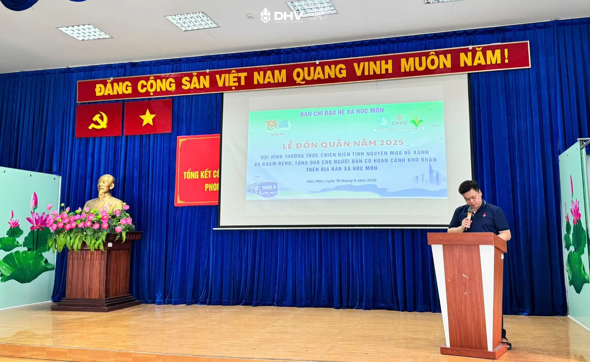 Đại diện Khoa Kỹ thuật Công nghệ phát biểu tại Lễ đón quân tại xã Hóc Môn
