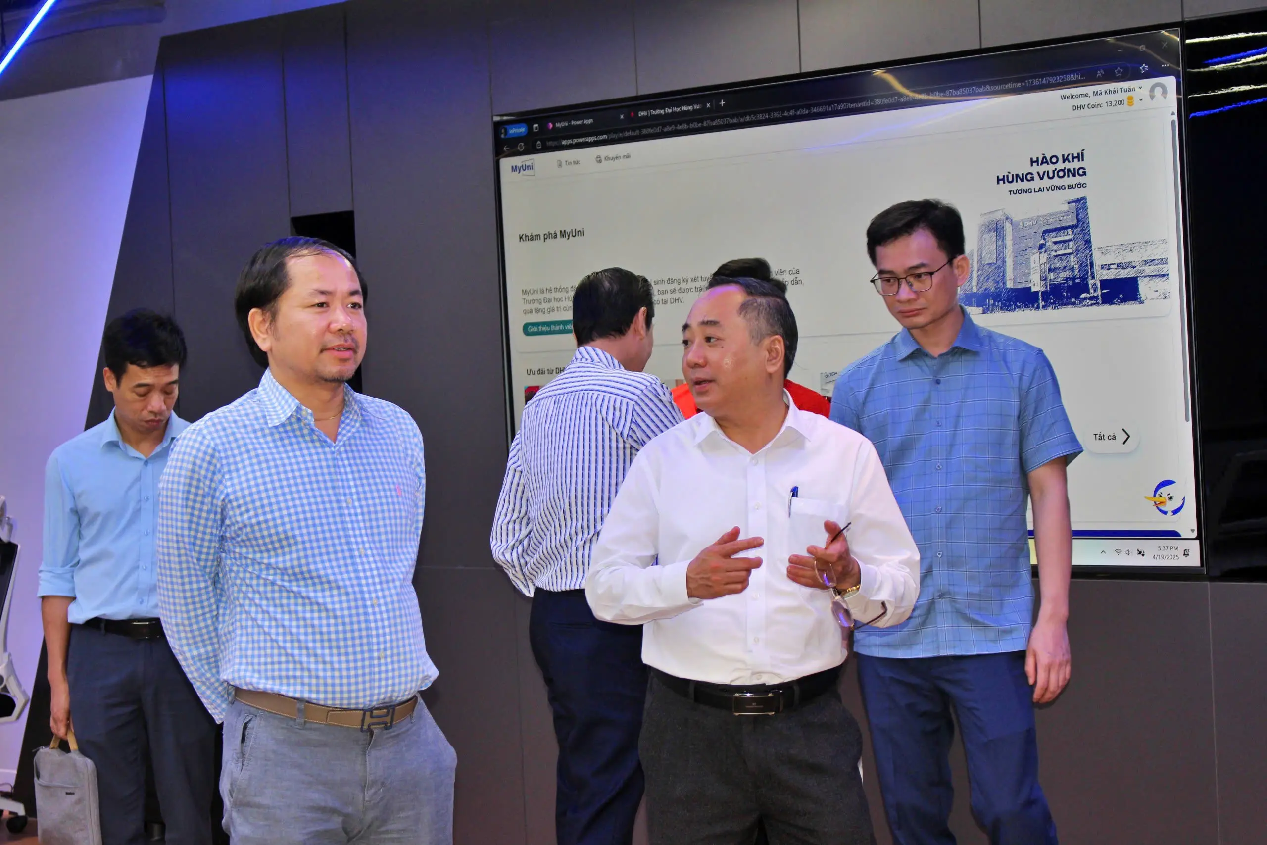 The delegation from Hung Vuong University engages in a cordial exchange with the leaders of Hung Vuong University of Ho Chi Minh City (DHV)