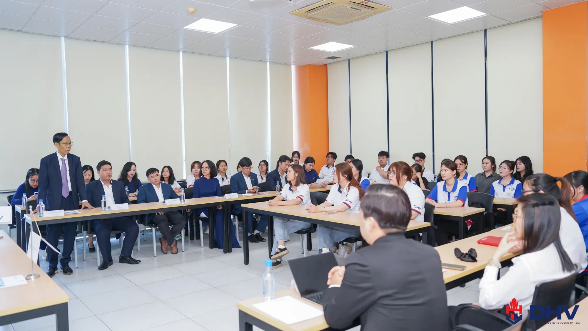 Toàn cảnh sự kiện với sự tham gia của lãnh đạo và sinh viên DHV