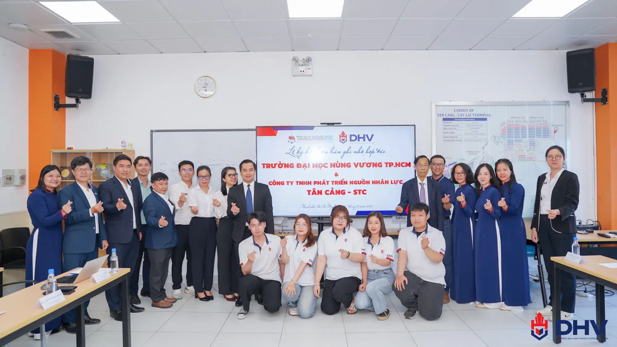 Sự hiện diện của PGS.TS. Trần Văn Hưng, các Thầy/Cô lãnh đạo DHV, và sinh viên tại buổi lễ ký kết.