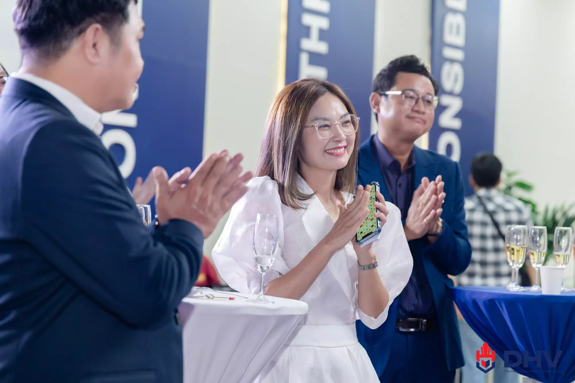TS. Lương Thị Hòa - Phó Hiệu trưởng nhà Trường tâm đắc những chia sẻ từ các cựu sinh viên