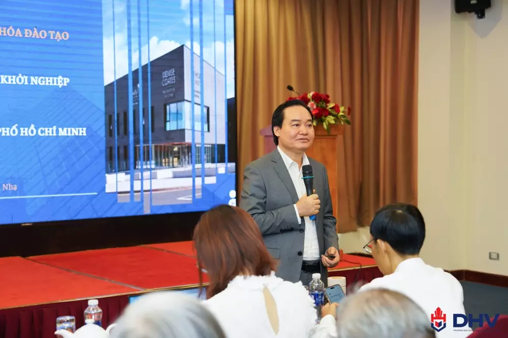 Giáo sư Phùng Xuân Hạ tại buổi lễ