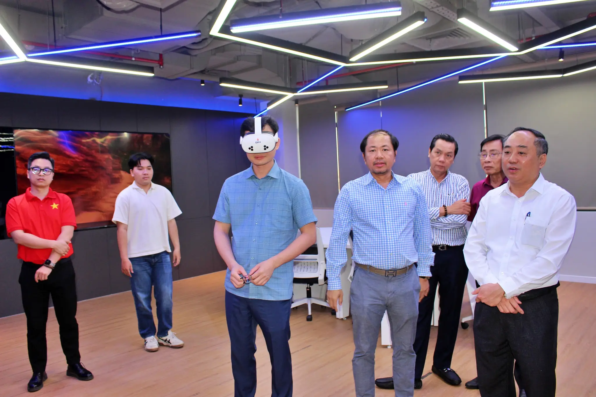 Tham quan phòng lab ứng dụng trí tuệ nhân tạo (AI) của Trường Đại học Hùng Vương thành phố Hồ Chí Minh (DHV) là điểm nhấn trong hoạt động giao lưu của Trường Đại học Hùng Vương.