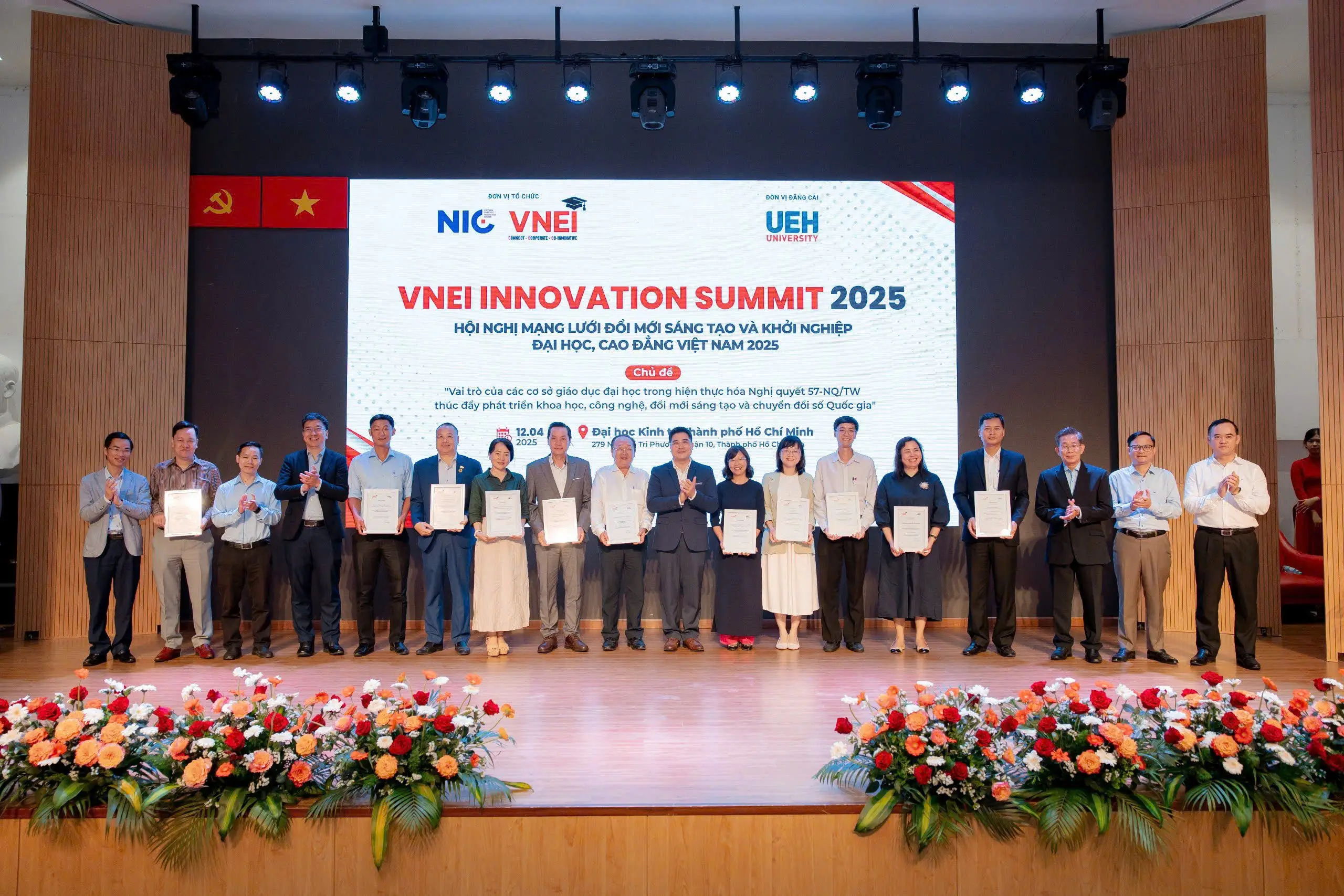 Đại diện DHV, TS. Vũ Quốc Khánh nhận giấy chứng nhận thành viên của Mạng lưới Đổi mới sáng tạo và Khởi nghiệp Đại học, Cao đẳng Việt Nam