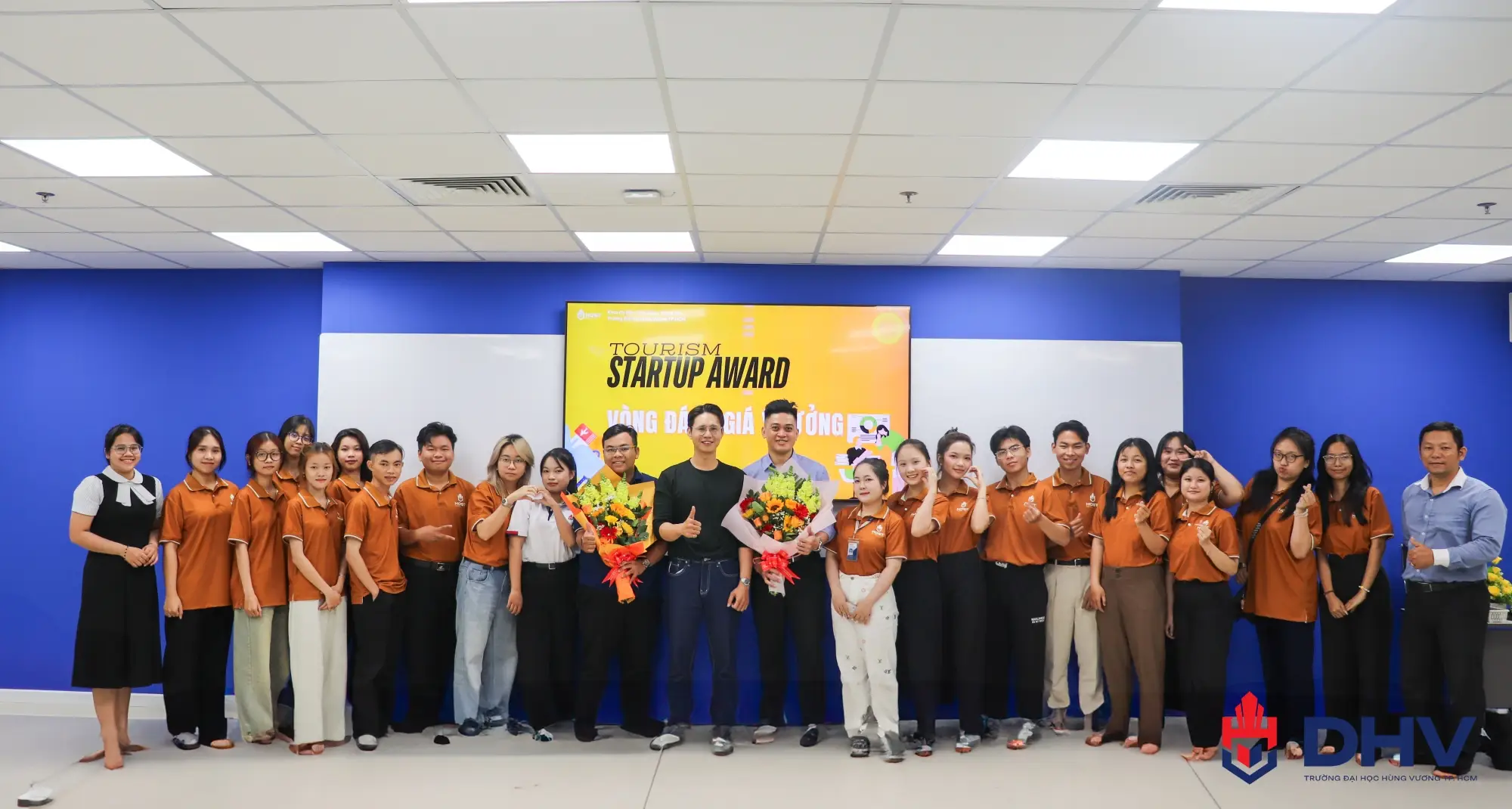 Các Đội thi chụp ảnh lưu niệm cùng Thầy, Cô và Ban Giám khảo trước khi kết thúc chương trình