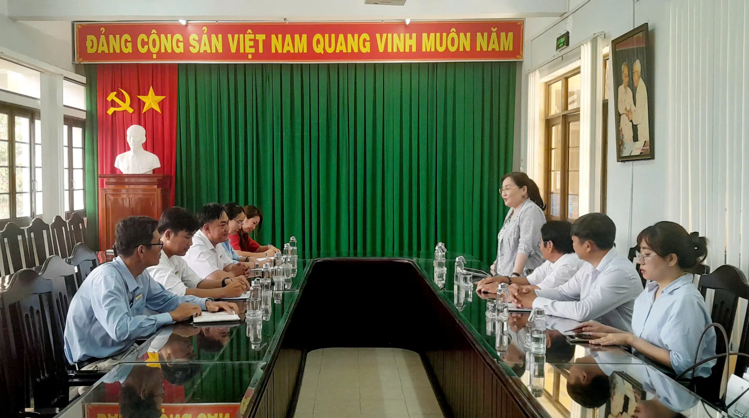 TS. Nguyễn Thị Mỹ Dung đại diện Trường Đại học Hùng Vương TP.HCM trao đổi thông tin đào tạo
