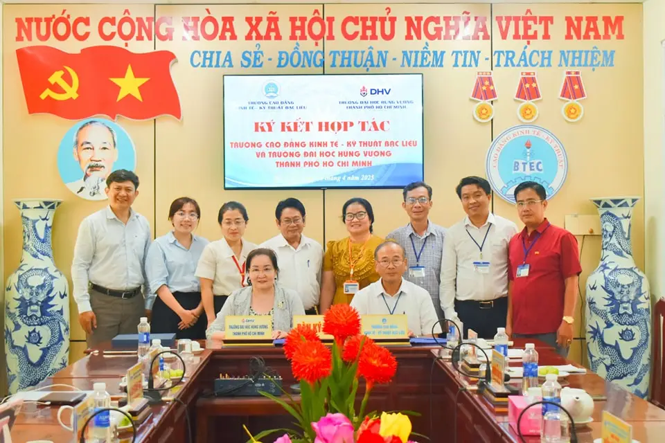 Đại diện cho lãnh đạo 2 trường, TS. Nguyễn Thị Mỹ Dung và NGƯT.TS. Trần Công Chánh ký kết hợp tác.