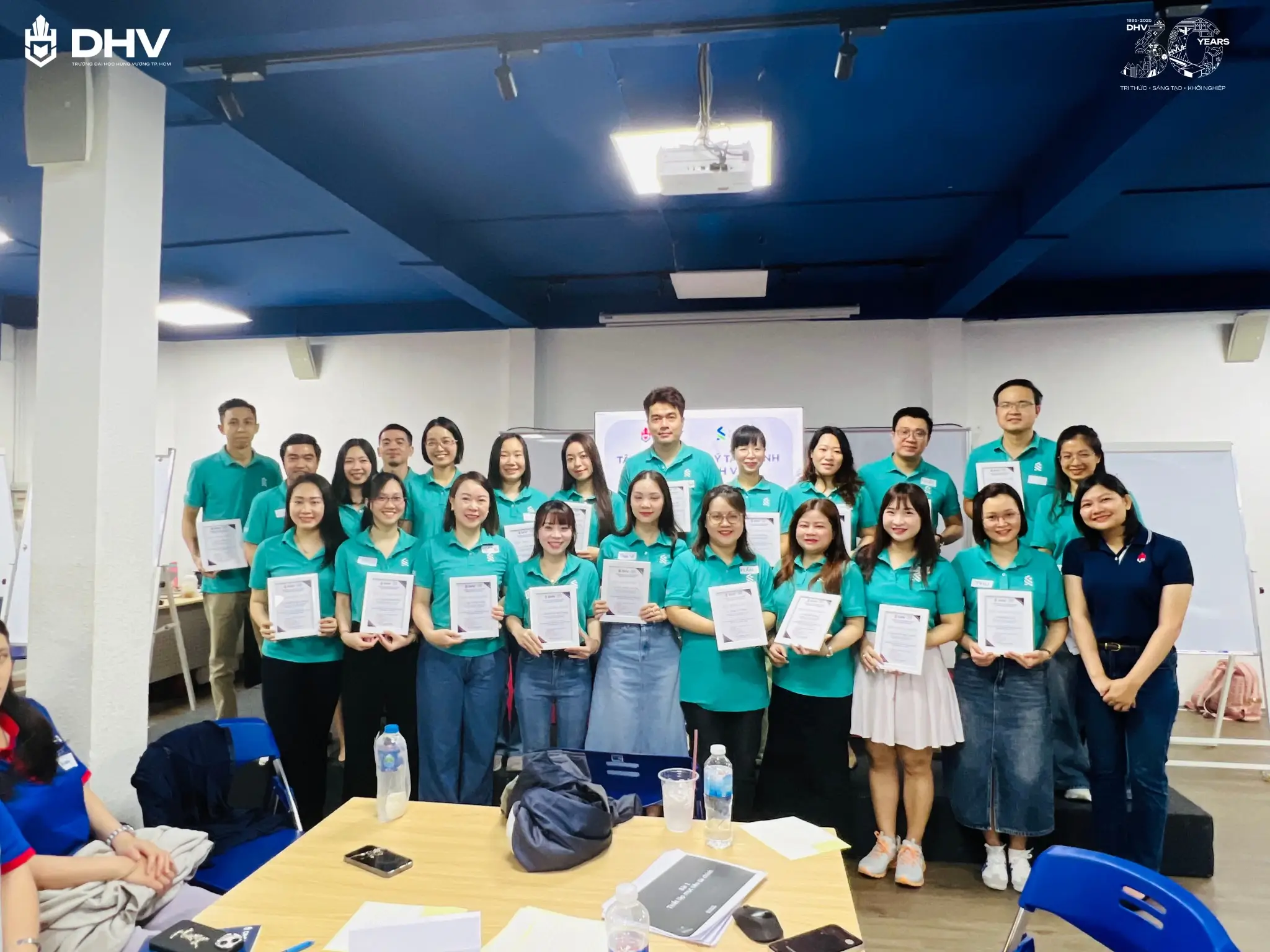 Tình nguyện viên đến từ Ngân hàng TNHH MTV Standard Chartered Việt Nam nhận Thư cảm ơn từ DHV