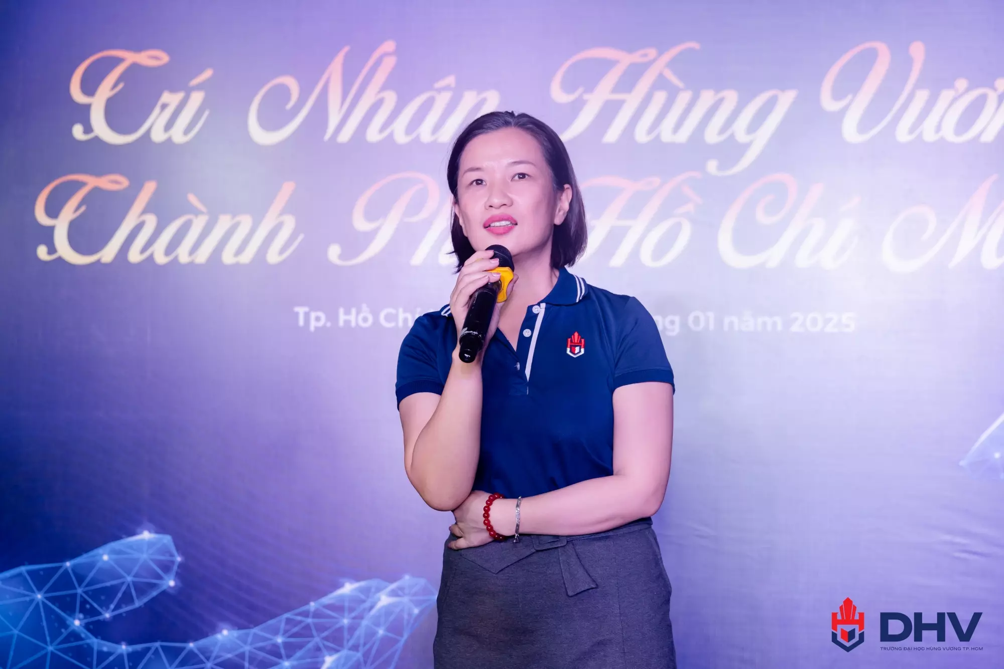 Khoảnh khắc các cựu sinh viên chia sẻ kỷ niệm về DHV ngày trở về.