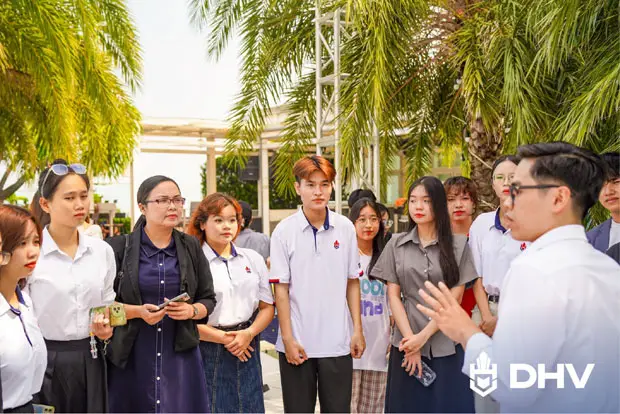 Chương trình đào tạo với 70% thời lượng thực hành, sinh viên được trải nghiệm thực tế ngay từ năm nhất - Ảnh: DHV