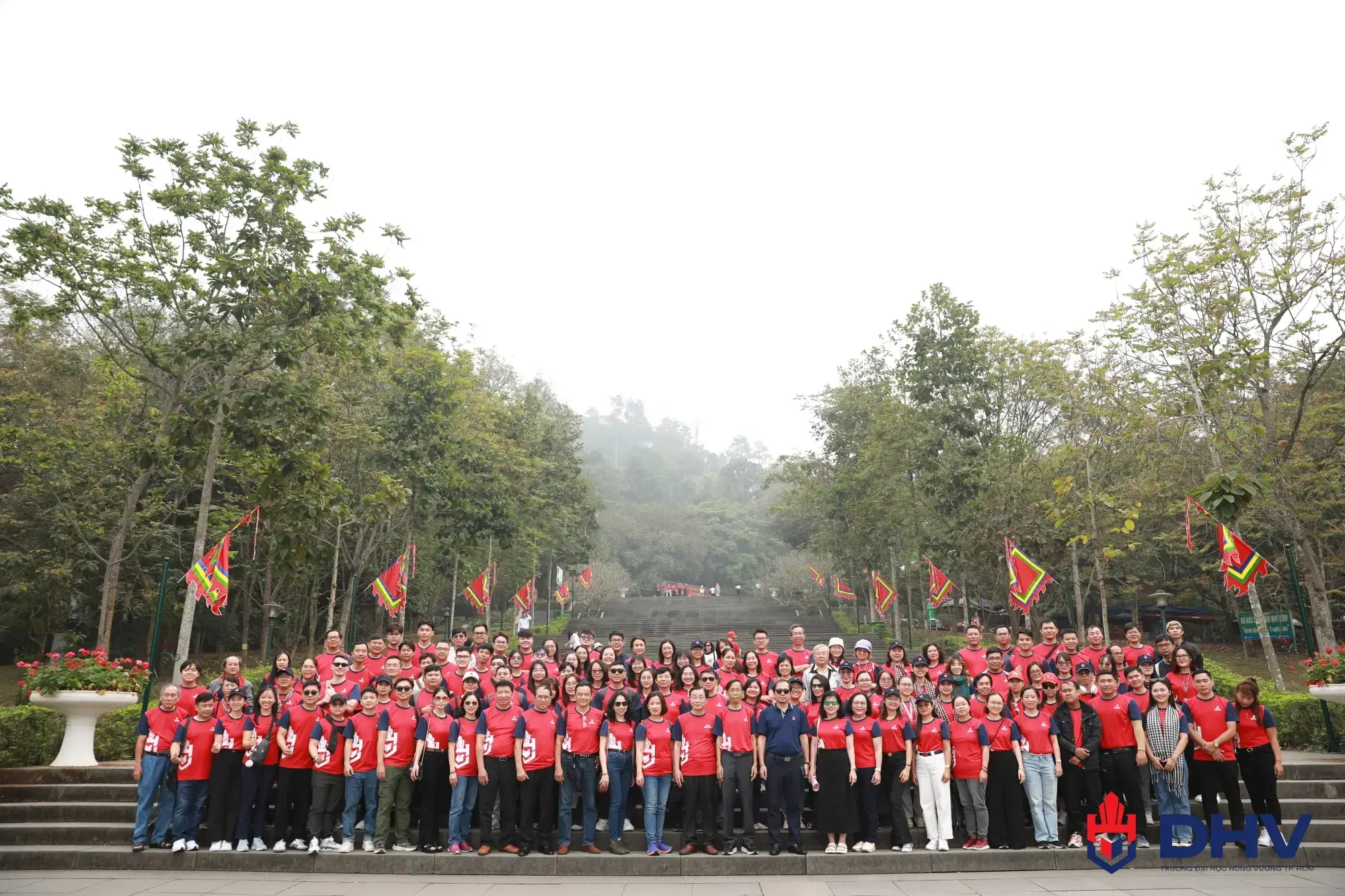 The collective of DHV’s staff, lecturers, and employees offered incense together at the Hung Kings Temple, expressing their deep gratitude to the Hung Kings for their great contribution in founding the nation.