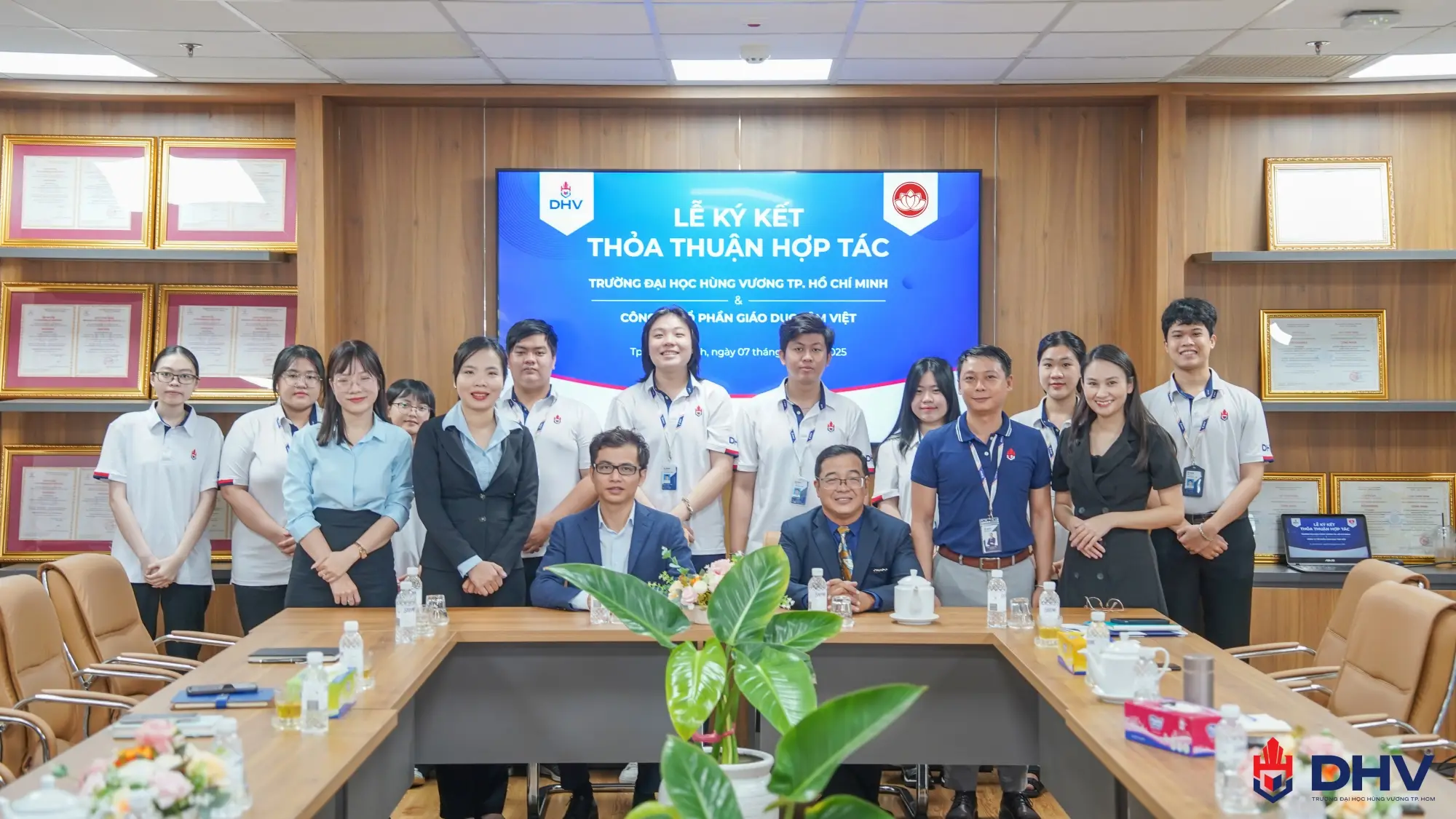 Sự kiện có sự tham dự của đại diện 2 bên và đông đảo sinh viên Khoa Ngôn ngữ.