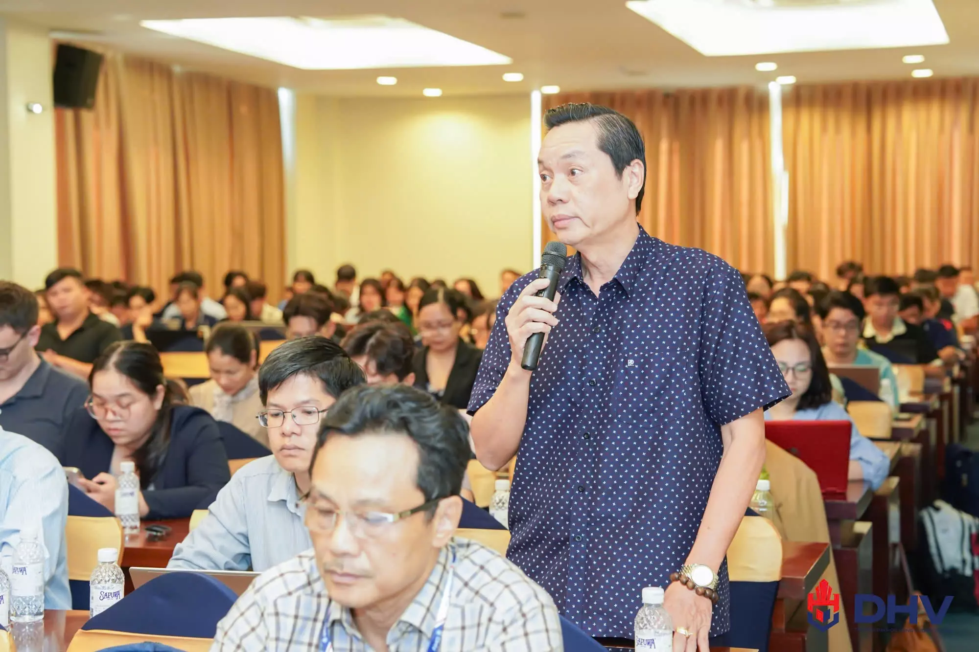 Giảng viên đặt câu hỏi và chia sẻ ý tưởng khởi nghiệp