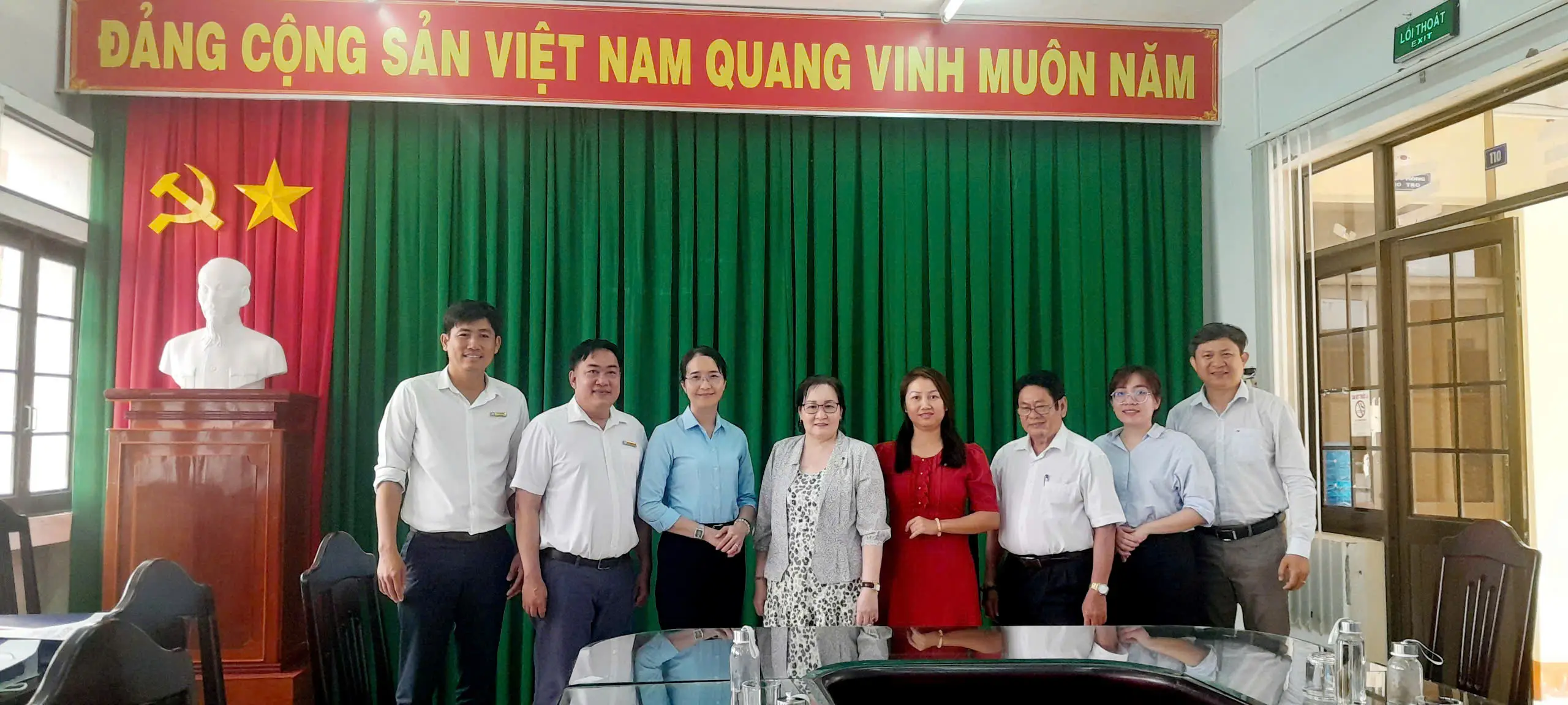 Đoàn làm việc chụp ảnh lưu niệm