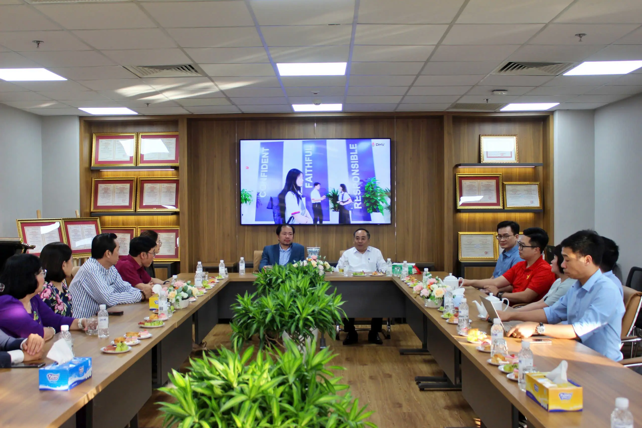 Hung Vuong University of Ho Chi Minh City (DHV) extends a warm welcome to the delegation from Hung Vuong University (HVU)