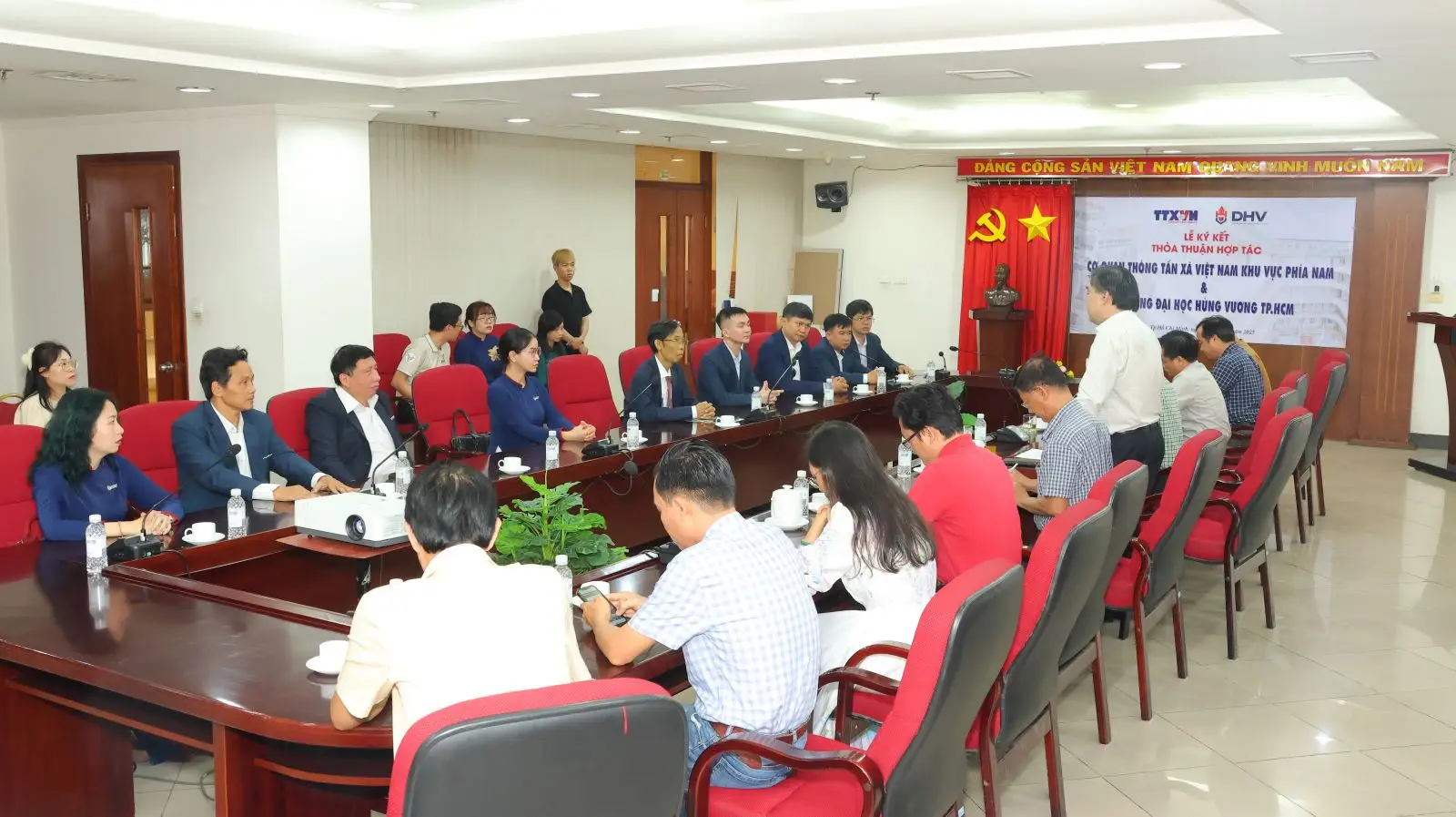 Quang cảnh buổi làm việc thoả thuận hợp tác giữa Cơ quan TTXVN KVPN và Trường Đại học Hùng Vương TP Hồ Chí Minh