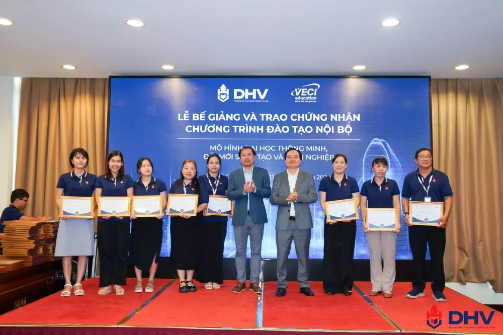 CBNV nhận giấy chứng nhận hoàn thành hoạt động đào tạo nội bộ