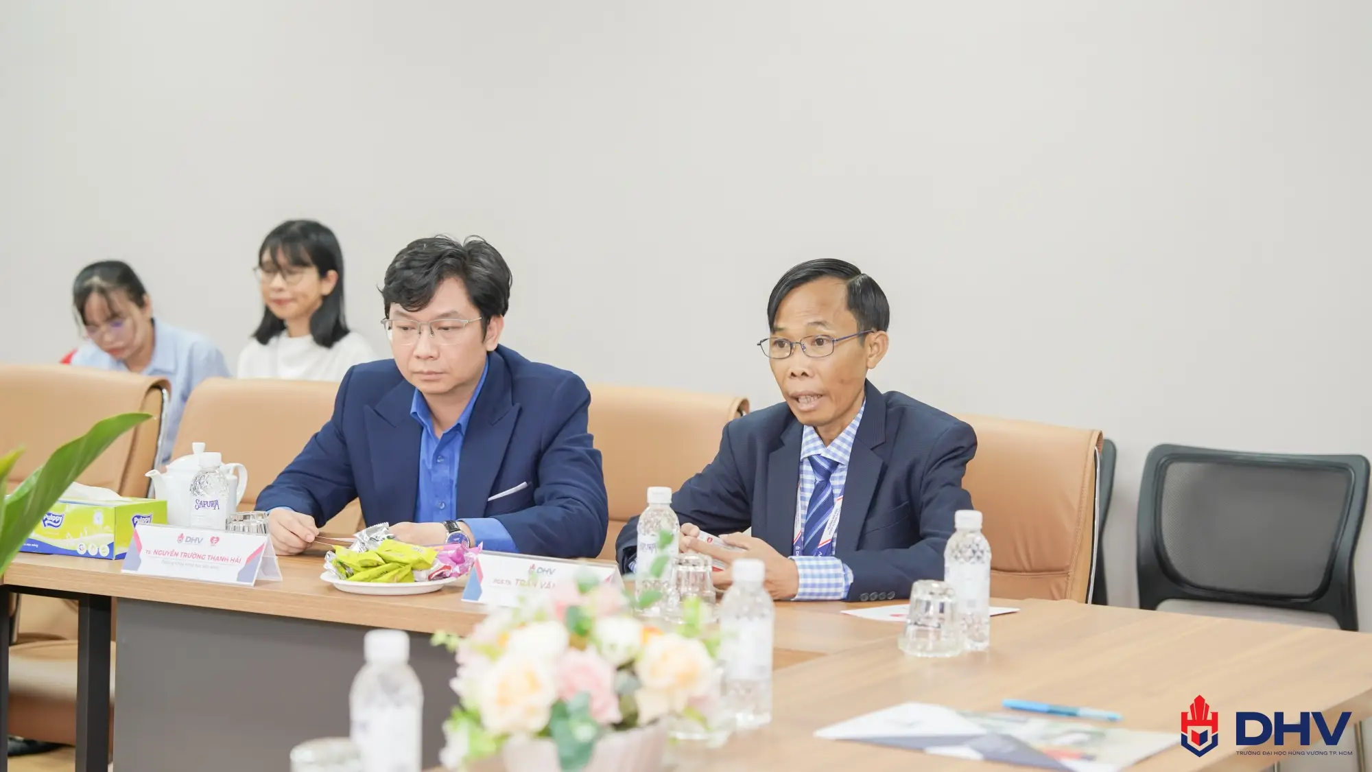 DHV có sự hiện diện của PGS.TS. Trần Văn Hưng – Phó Hiêu trưởng và TS. Nguyễn Trường Thanh Hải – Trưởng Khoa Khoa học Sức khoẻ