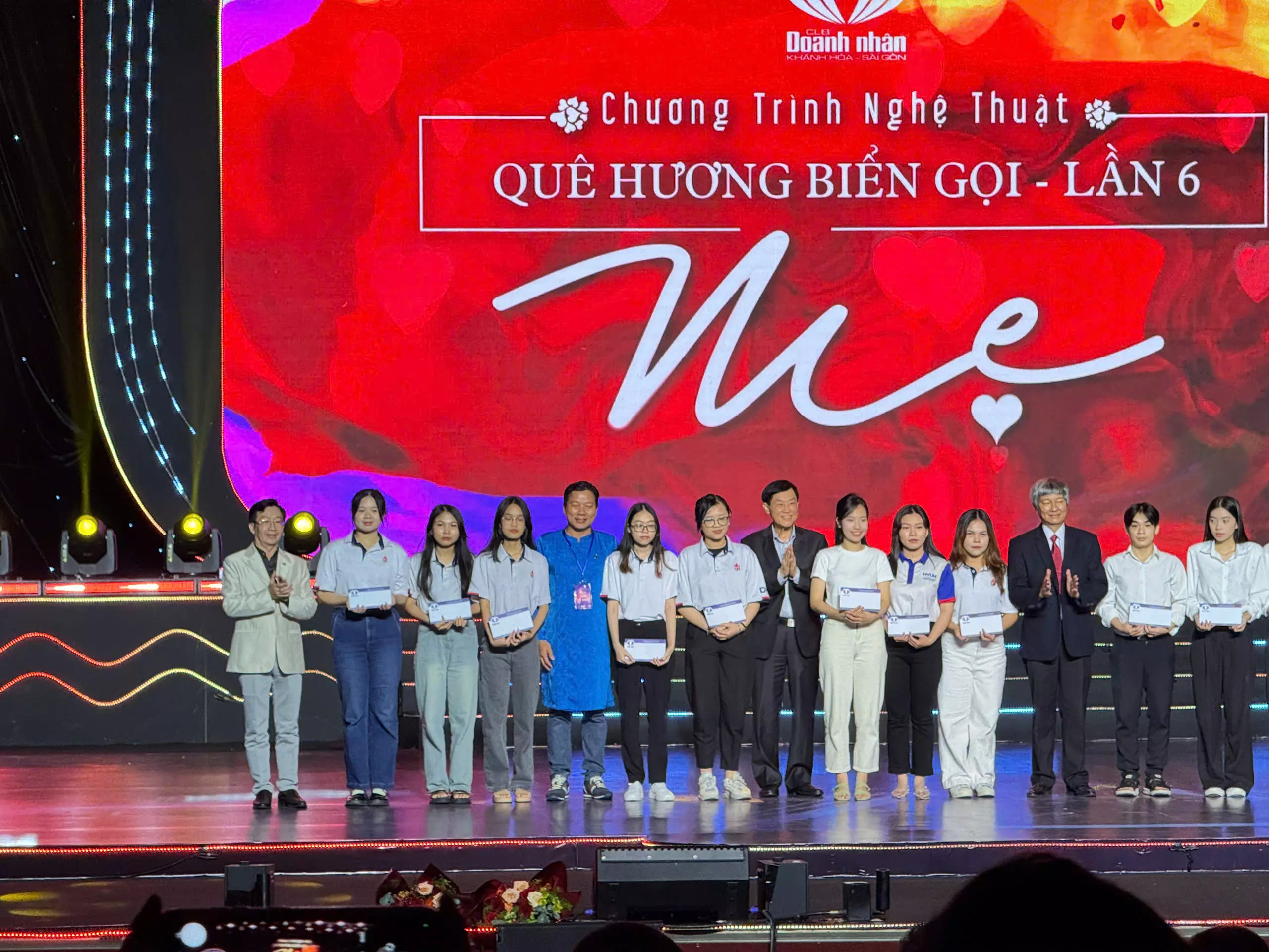 Sinh viên DHV nhận học bổng