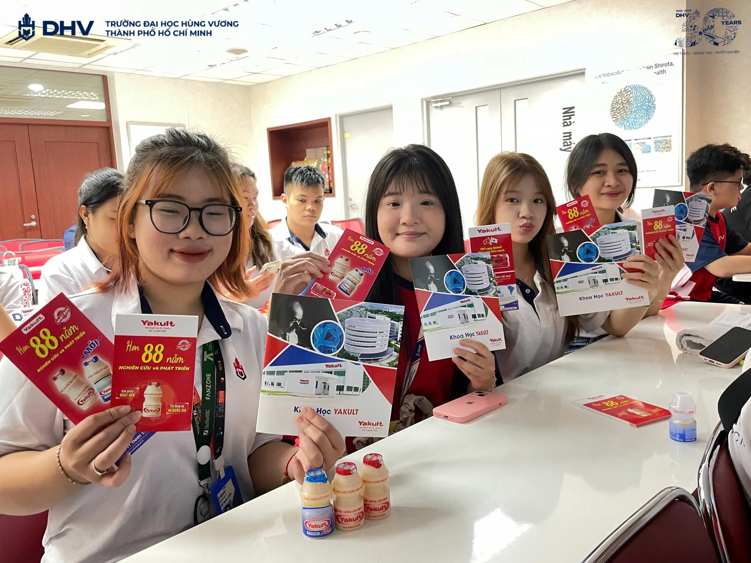 Nụ cười rạng rỡ và sự hào hứng trên khuôn mặt các bạn chính là minh chứng cho sự thành công của hành trình này