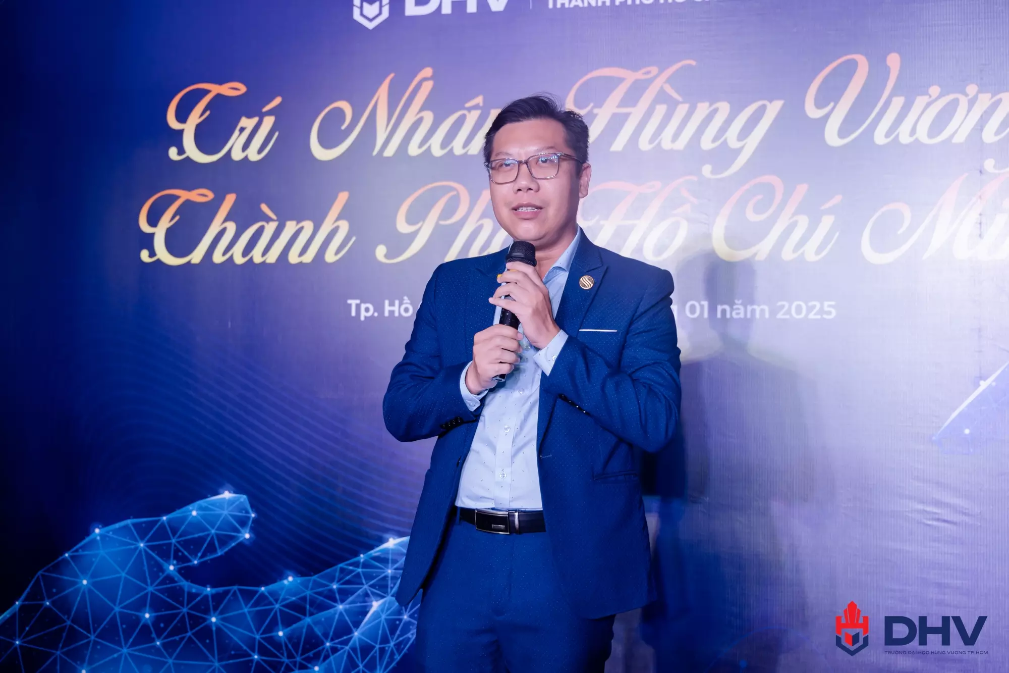 Khoảnh khắc các cựu sinh viên chia sẻ kỷ niệm về DHV ngày trở về.