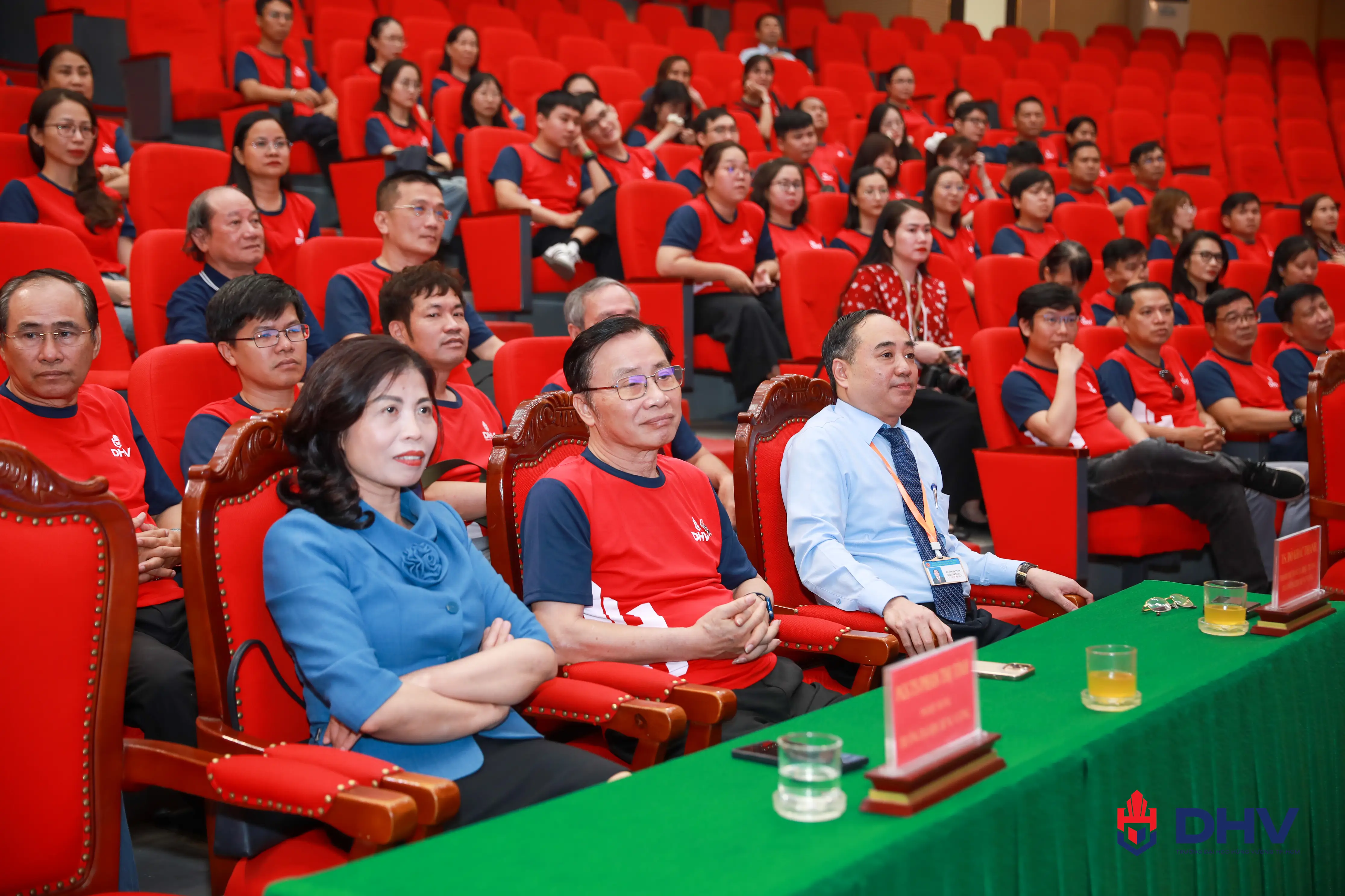 Về phía Trường Đại học Hùng Vương Phú Thọ có TS. Đỗ Khắc Thanh - Hiệu trưởng; PGS.TS Phan Thị Tình - Phó Hiệu trưởng cùng đại diện Lãnh đạo các đơn vị trực thuộc cùng dự.