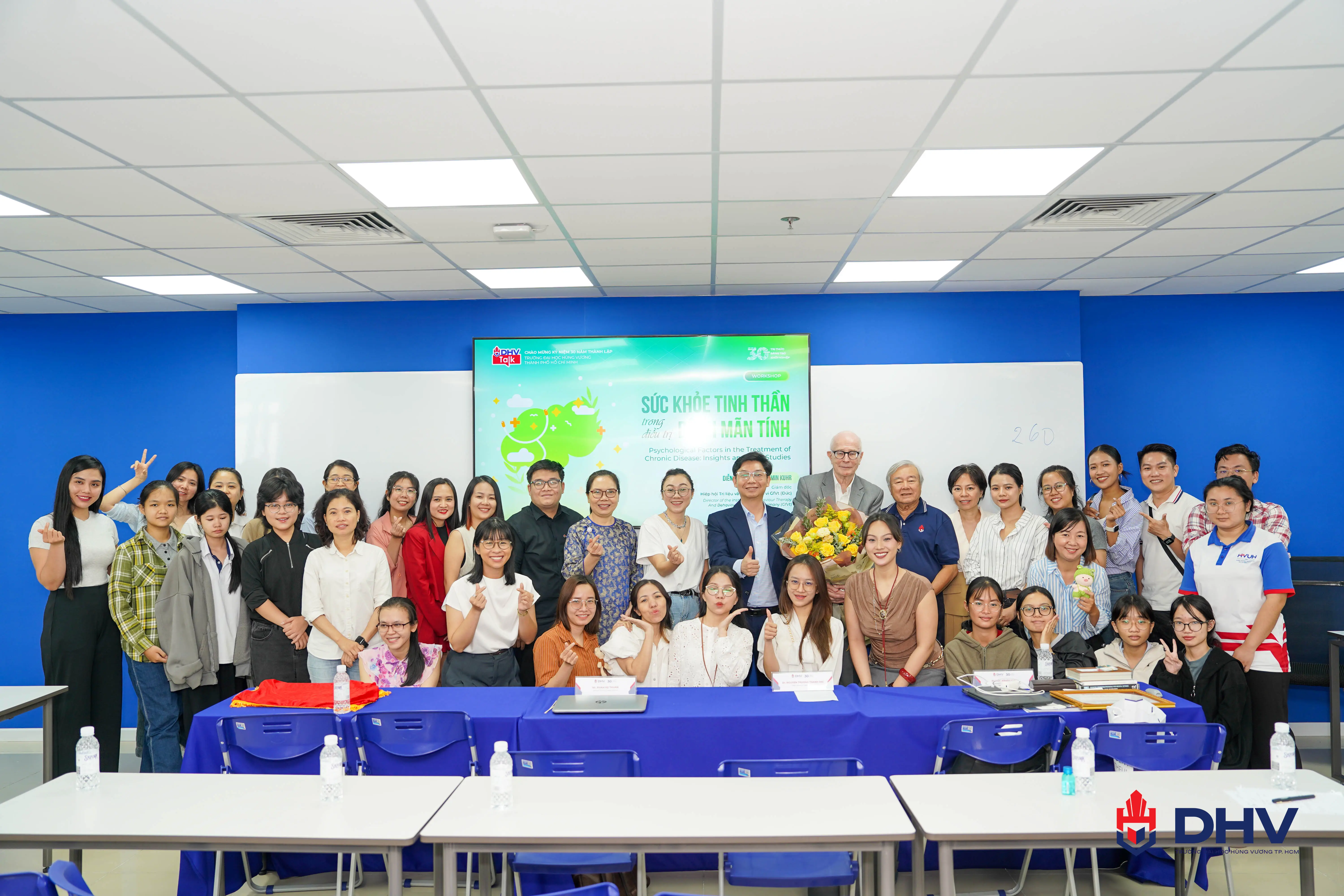 Khoảnh khắc diễn giả chụp ảnh lưu niệm cùng các sinh viên Trường Đại học Hùng Vương Thành phố Hồ Chí Minh