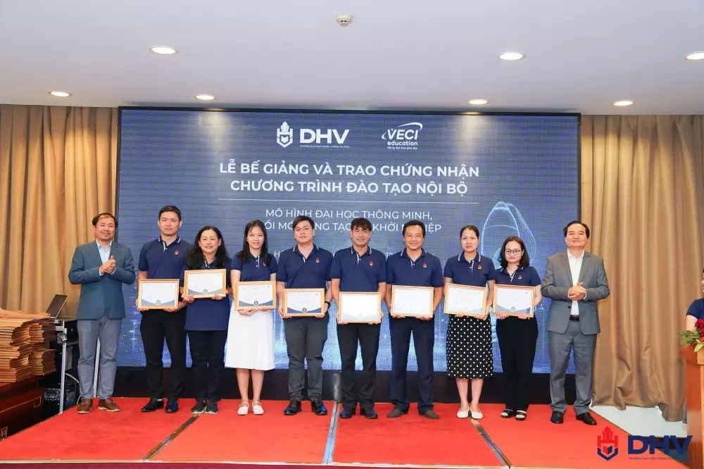 CBNV nhận giấy chứng nhận hoàn thành hoạt động đào tạo nội bộ