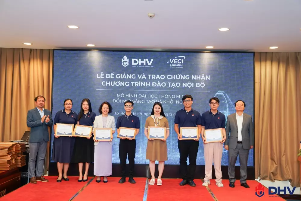 CBNV nhận giấy chứng nhận hoàn thành hoạt động đào tạo nội bộ