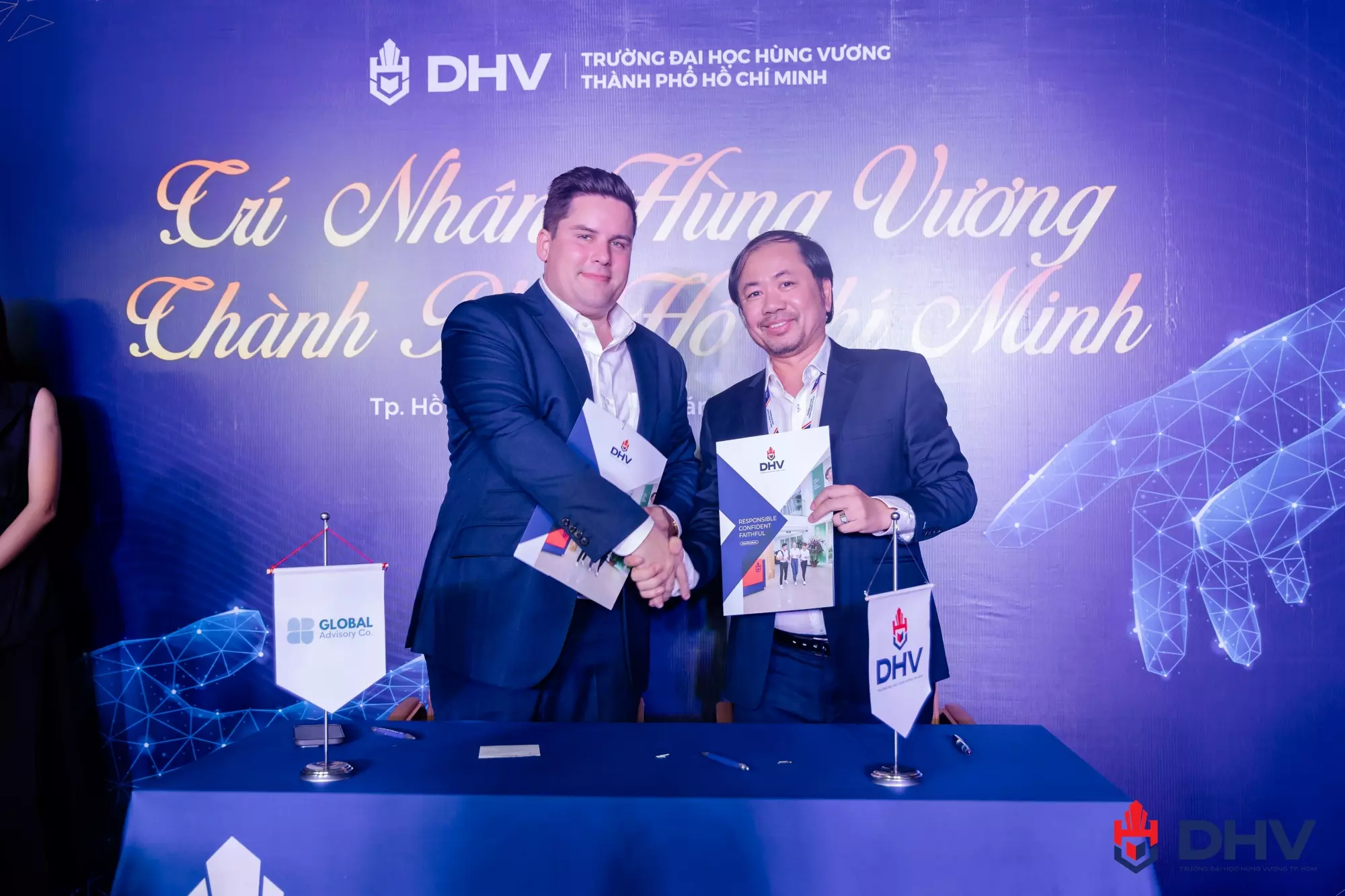 Mr. Harry Hughes - Trưởng bộ phận chiến lược xanh Carbon của công ty Global Advisory ký kết hợp tác về mặt phát triển bền vững với Trường ĐH Hùng Vương TP.HCM.