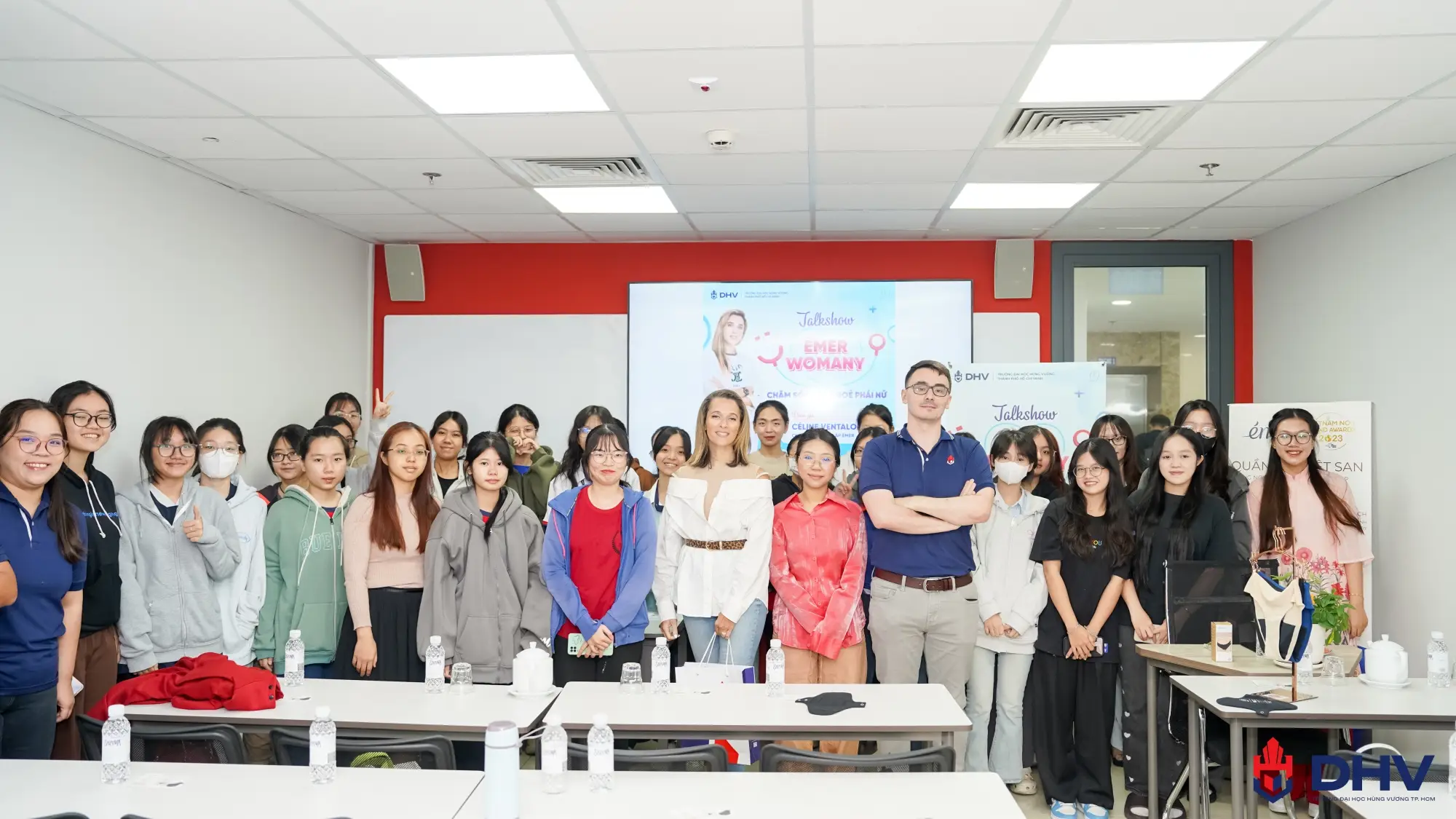 Talkshow không chỉ mang đến những kiến thức bổ ích, ÉMER - WOMANY TALKSHOW còn là nơi để các bạn nữ sinh DHV tìm thấy nguồn động lực, tự tin hơn trong việc chăm sóc bản thân và dám bứt phá để theo đuổi đam mê.