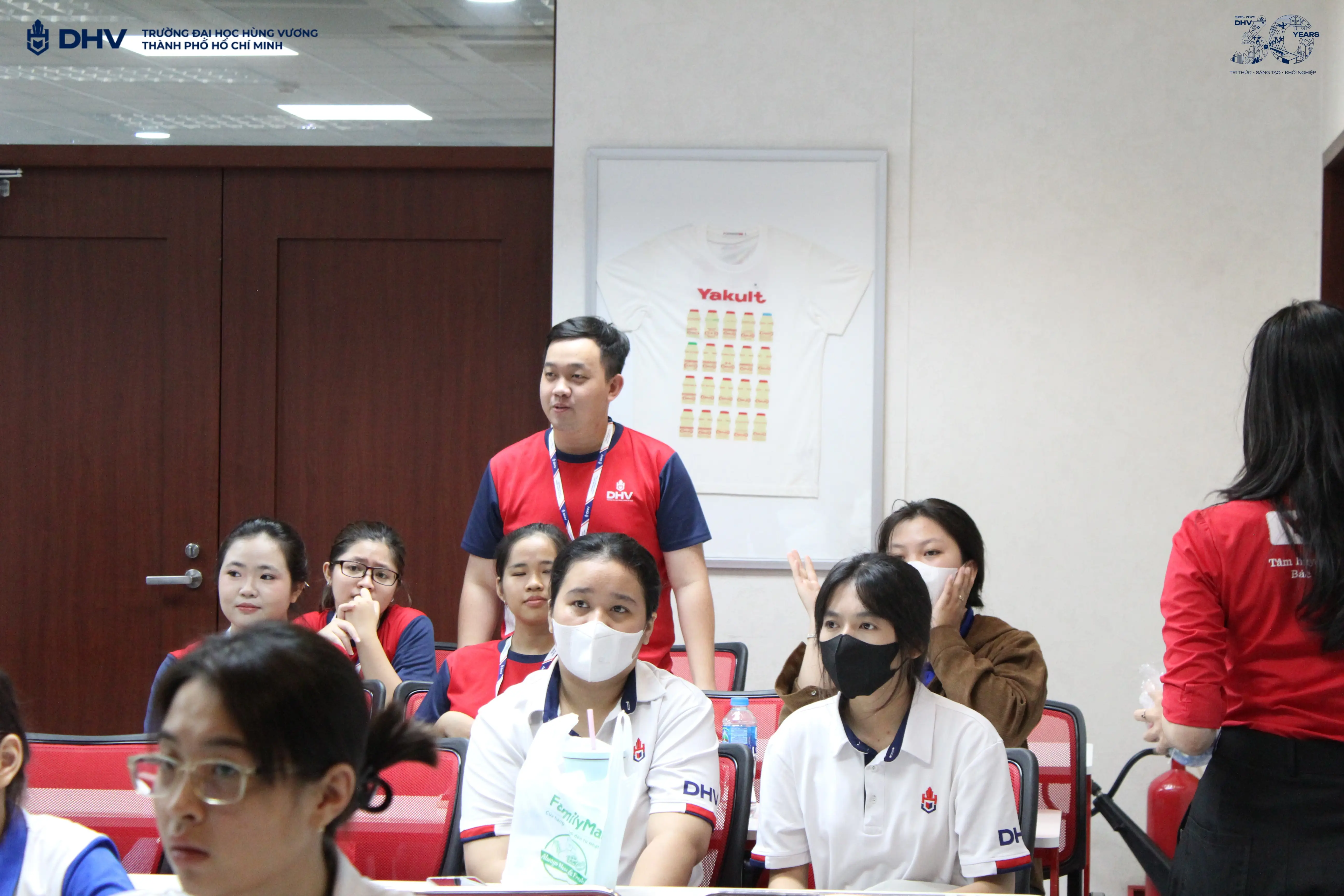 Sinh viên giao lưu, đặt câu hỏi cùng chuyên gia Yakult