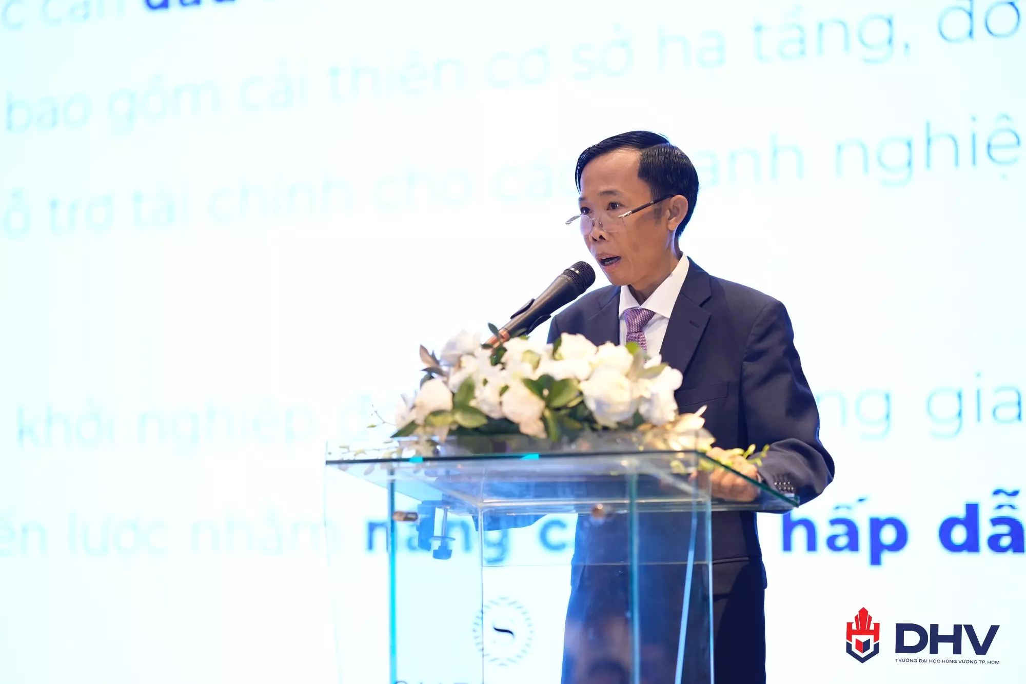 PGS.TS Trần Văn Hưng – Phó hiệu trưởng Trường Đại học Hùng Vương TP. HCM báo cáo bài tham luận về mối liên hệ giữa hệ sinh thái khởi nghiệp và ý định khởi nghiệp của sinh viên