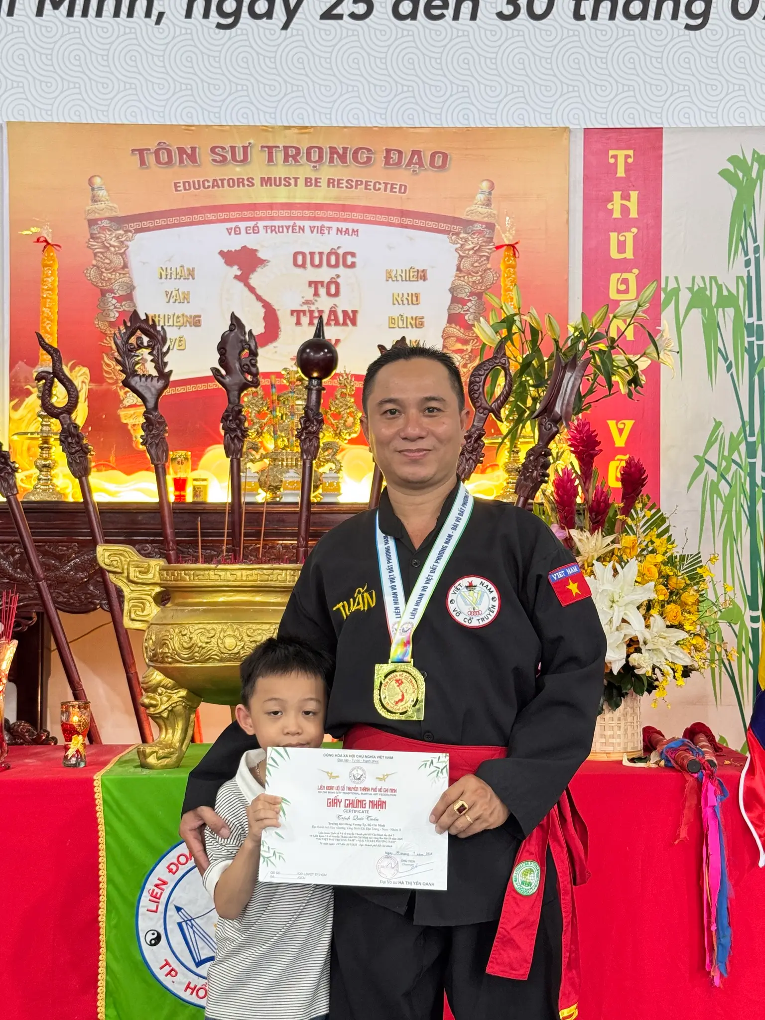 Võ sư – Tiến sĩ Trịnh Quốc Tuấn, Huấn luyện viên CLB Võ Cổ Truyền DHV, xuất sắc giành Huy chương Vàng Binh khí Đặc trưng - Cá nhân Nam