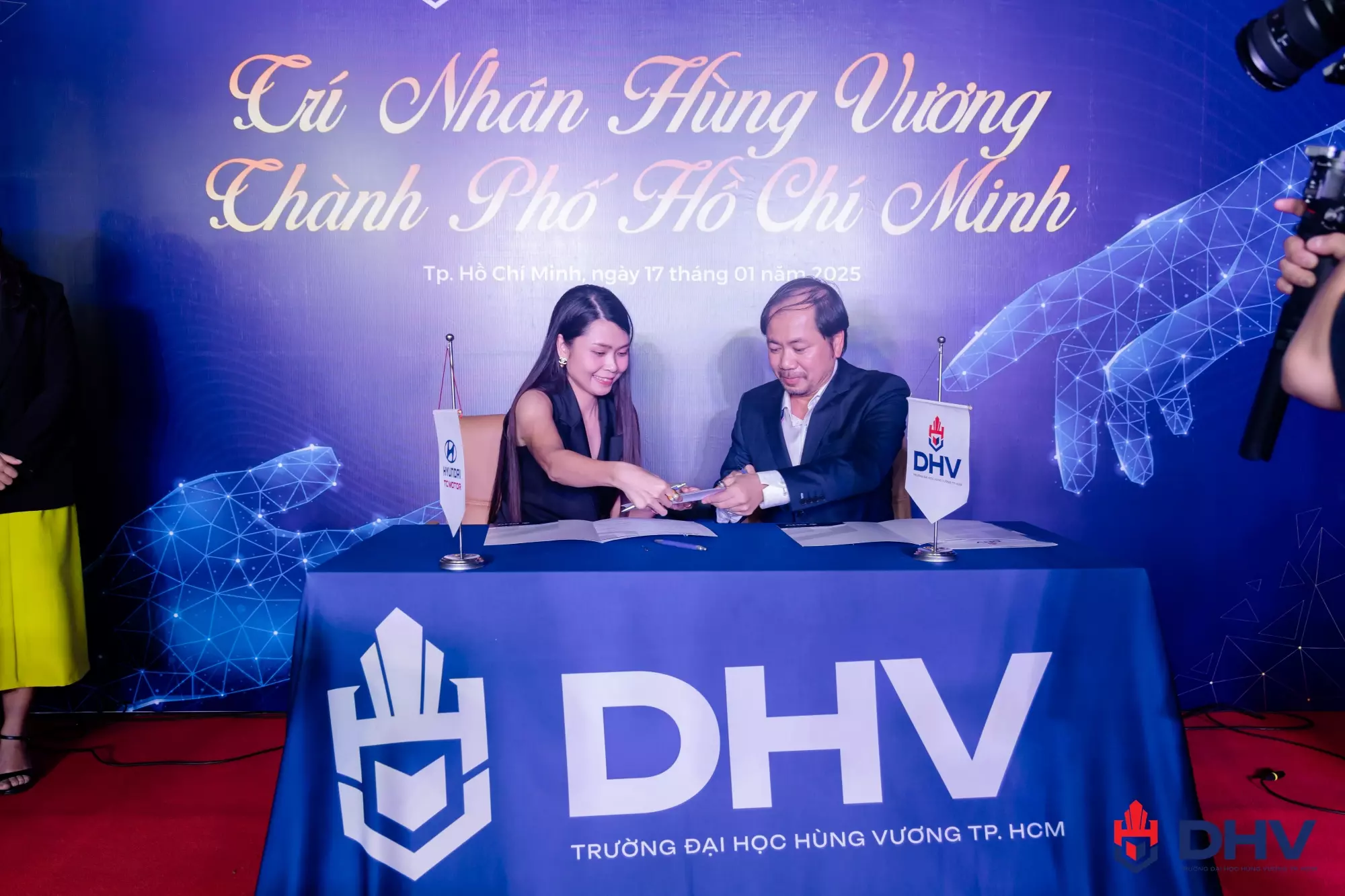 Khoảnh khắc TS. Trần Việt Anh thay mặt DHV ký kết cùng Công ty TNHH Hyundai Bình Dương