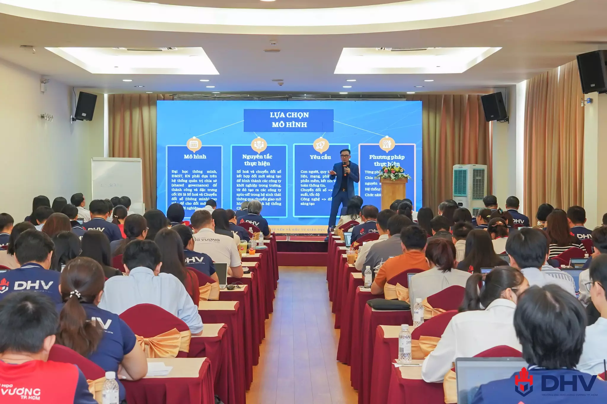 Giảng viên trường tập trung lắng nghe buổi chuyên đề