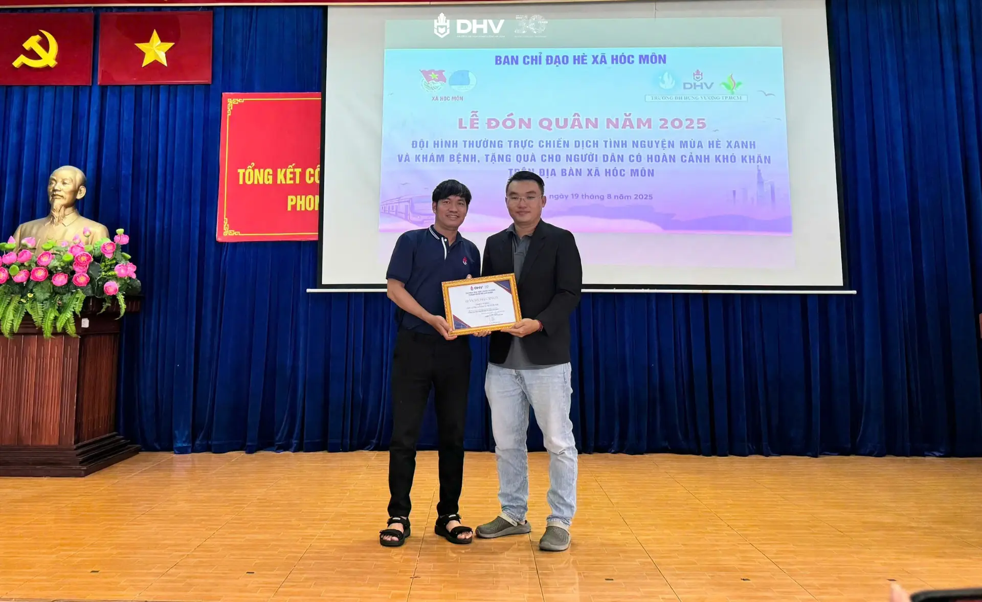 Đại diện Khoa Kỹ thuật Công nghệ trao tặng thư cảm ơn đến Nhà tài trợ đồng hành