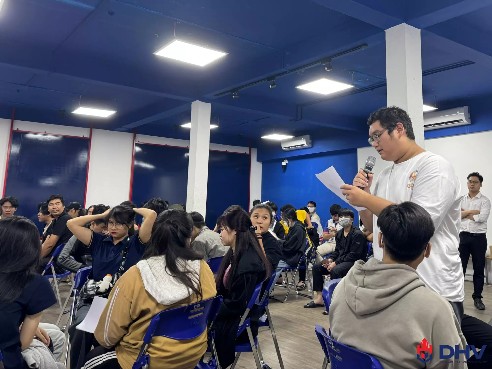 Sinh viên tham gia đặt câu tại buổi workshop