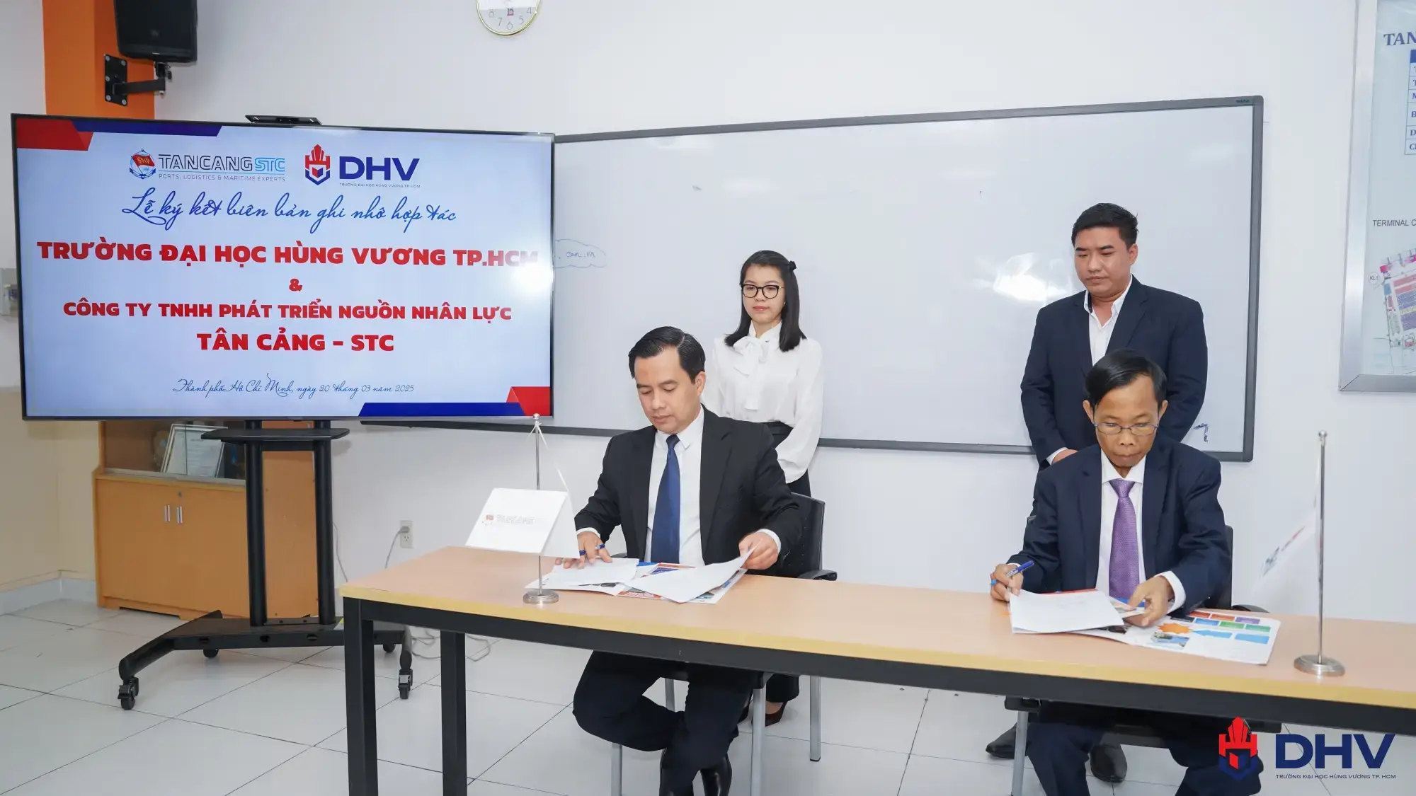 Assoc. Prof. Dr. Trần Văn Hưng and Mr. Nguyễn Thanh Nhã signed the Memorandum of Understanding.