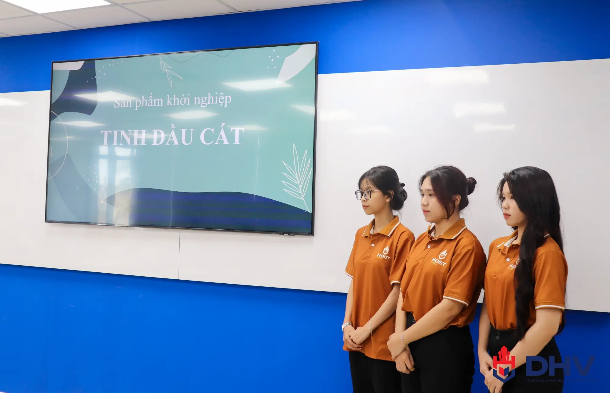 Sinh viên Khoa Du lịch - Nhà hàng - Khách sạn cùng các ý tưởng khởi nghiệp tham gia dự thi