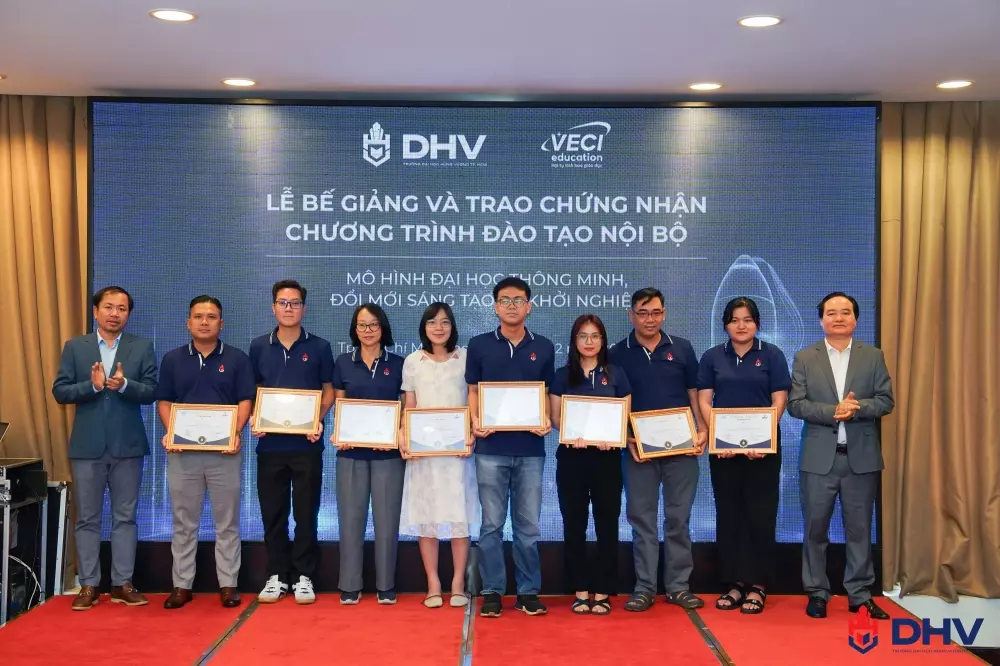 CBNV nhận giấy chứng nhận hoàn thành hoạt động đào tạo nội bộ