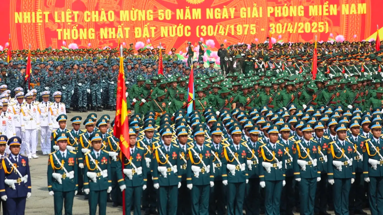 Lực lượng vũ trang tham gia tổng hợp luyện cho Lễ kỷ niệm 50 năm Ngày Giải phóng miền nam, thống nhất đất nước. (Ảnh: Báo Nhân Dân)